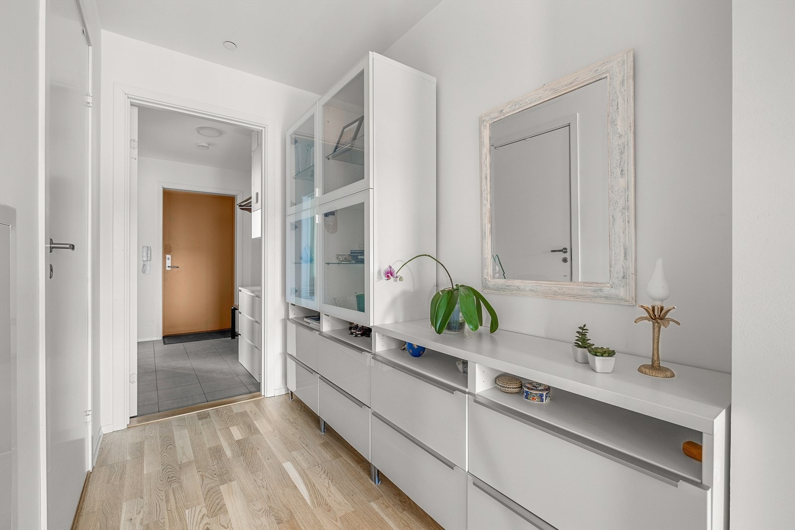 Leiligheten har en romslig gang, hvor du får gode oppbevaringsmuligheter ved ønske. Galleribilde