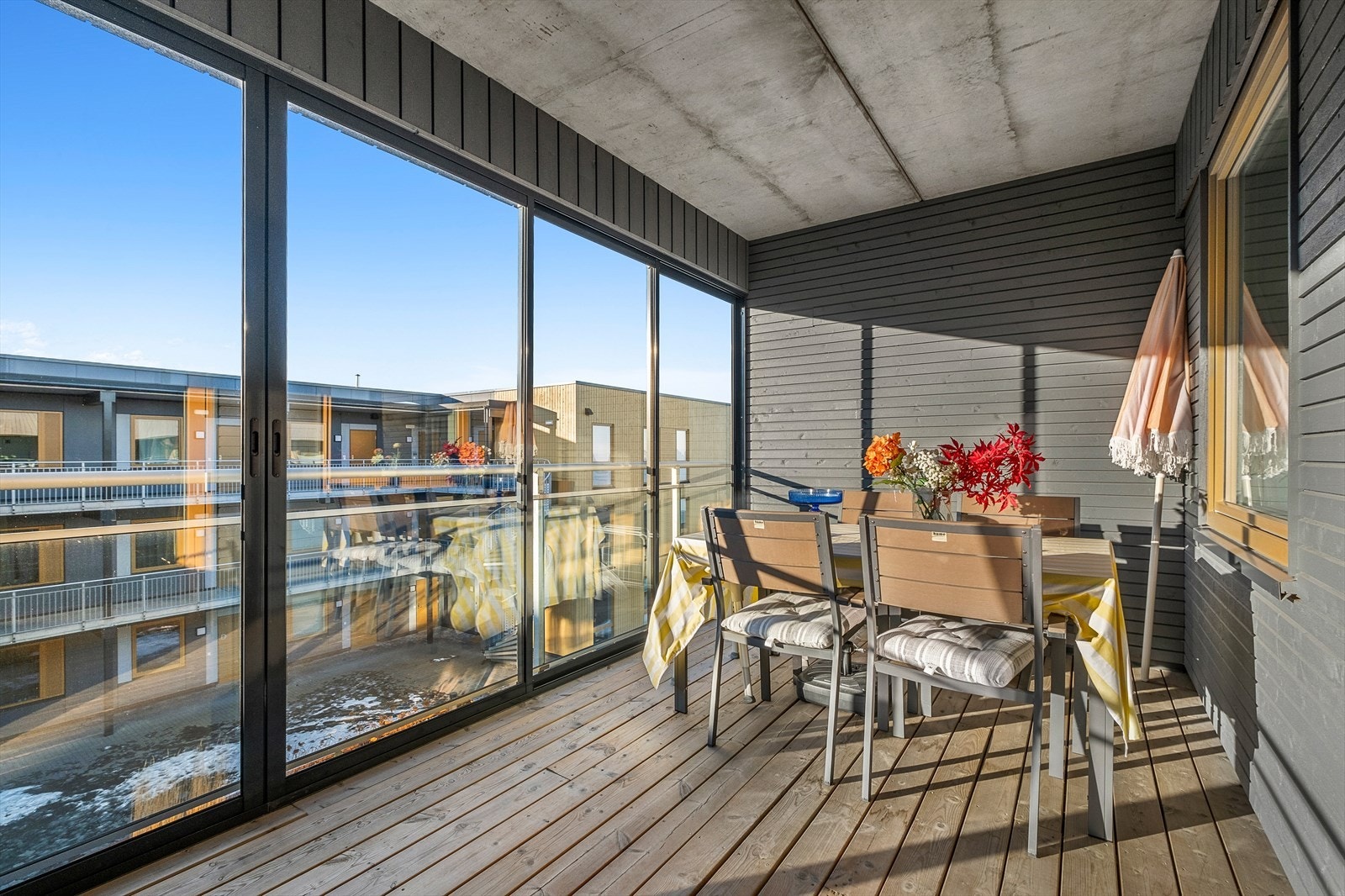 Leiligheten ligger i et veldrevet borettslag i et nyetablert boligområde. Her får du muligheten til å individuelt innbetale fellesgjelden, dersom det er ønskelig. Galleribilde