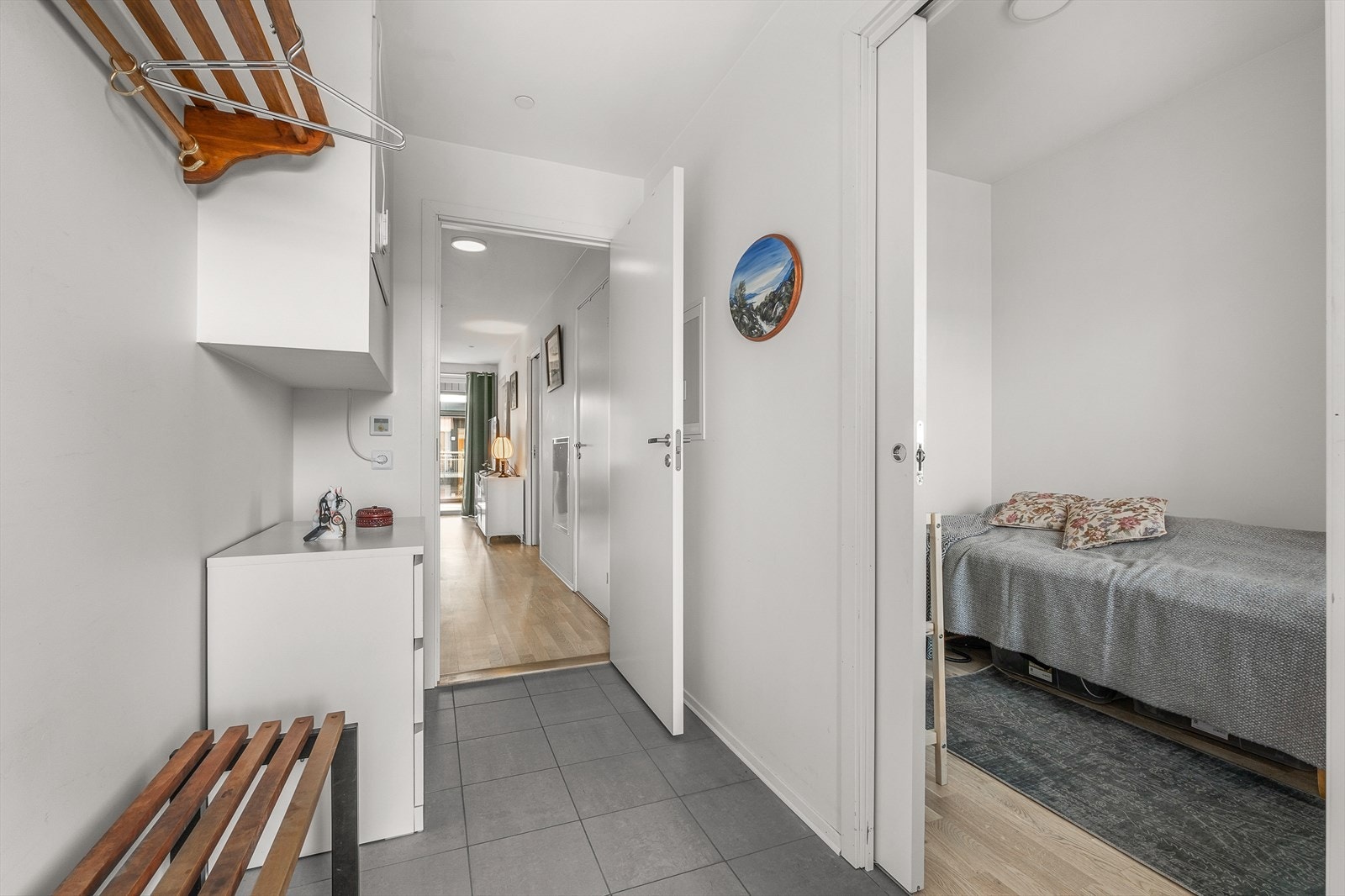 Romslig og flislagt entre med god plass til ønsket garderobeløsning. Galleribilde