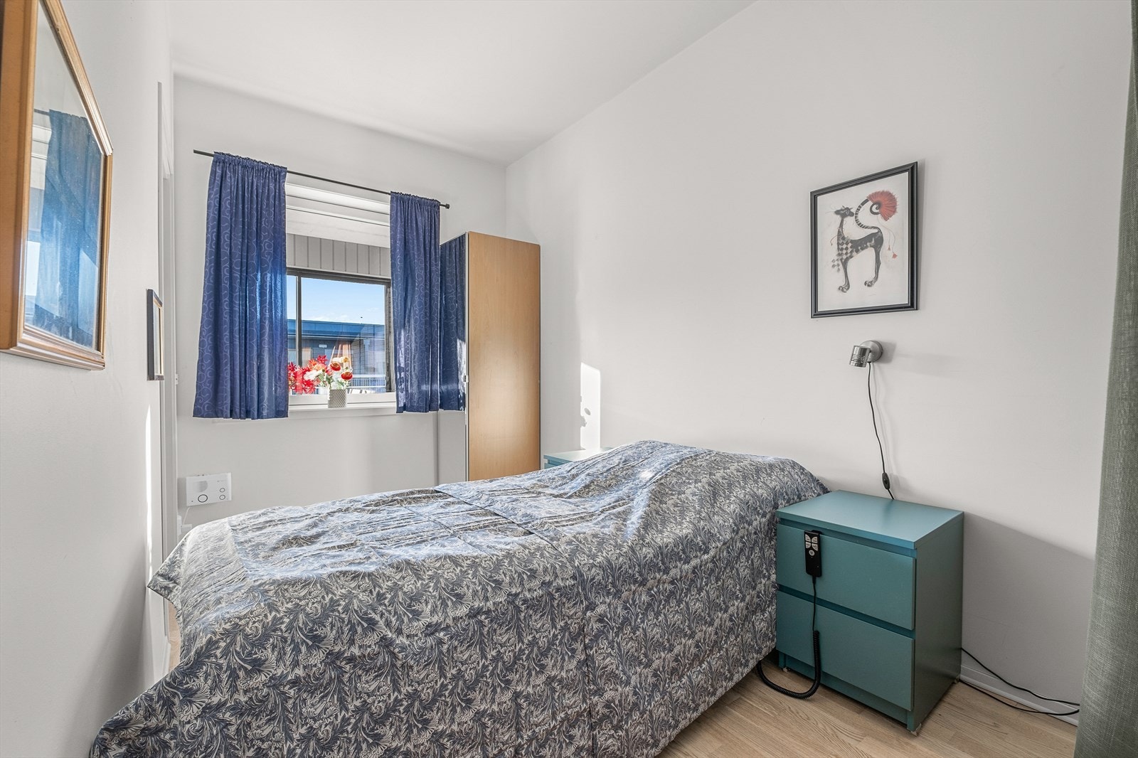 Leiligheten byr på 2 soverom, et med adkomst fra stue og et med adkomst fra entré. Hovedsoverommet er på gode 9m². Galleribilde