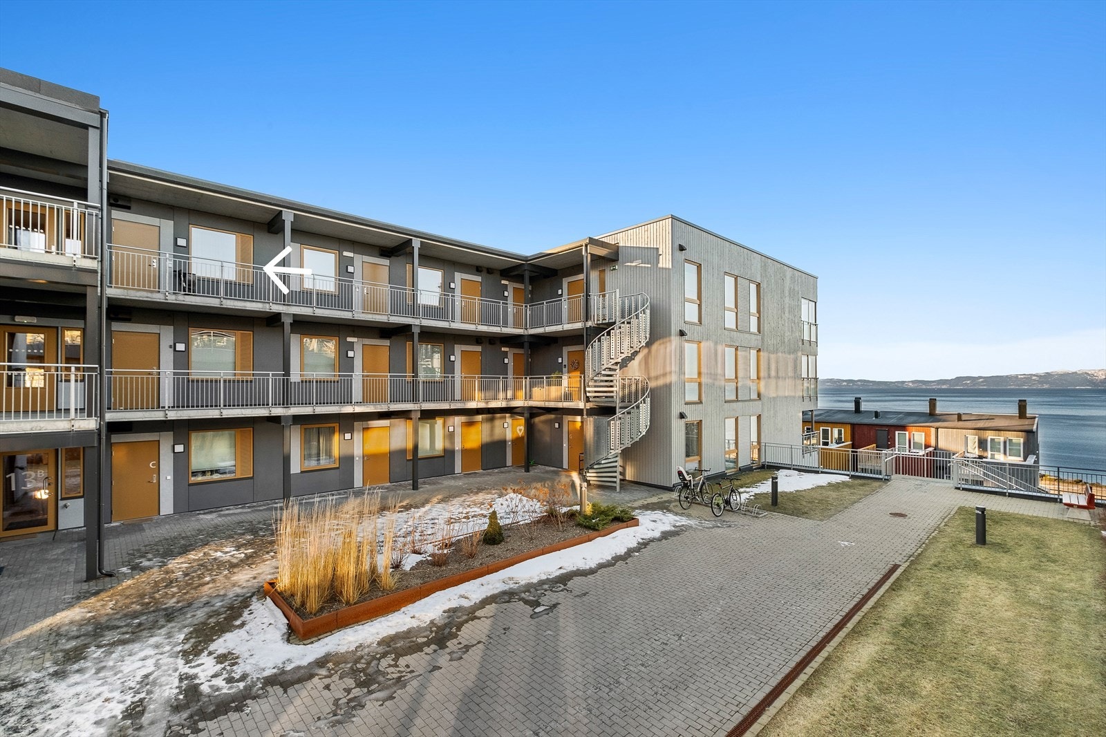 Det medfølger fast p-plass og bod i p-kjeller med heis ned like ved inngangsdøren til leiligheten. Borettslaget har flere utvendige gjesteplasser på eiendommens tomt på utsiden av Væressletta 17. Galleribilde