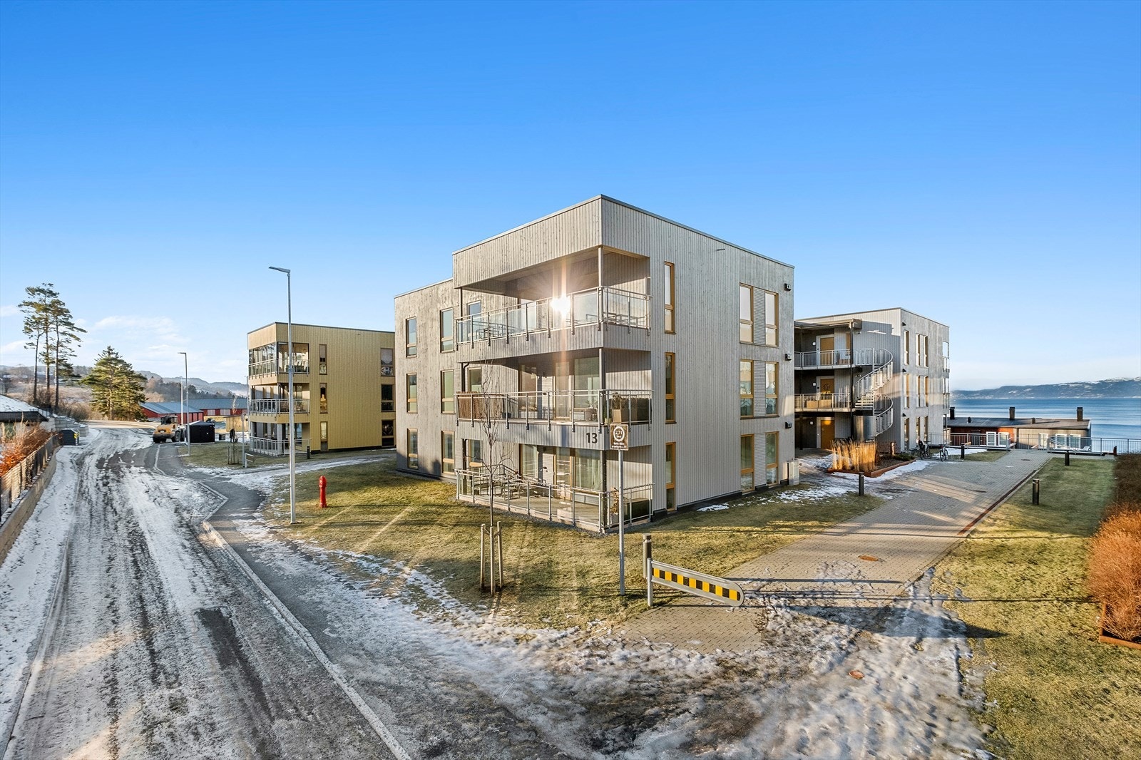 På Væressletta får du enkel tilgang på turmuligheter langs fjorden, samtidig kort vei til alle servicefunksjoner. Galleribilde