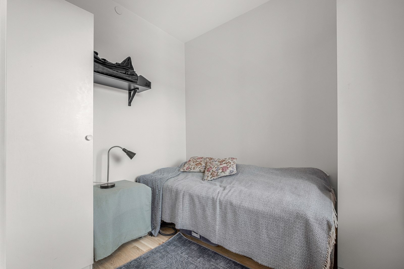 Leilighetens andre soverom er på 6m² og har god plass til seng og tilhørende møblement. Galleribilde