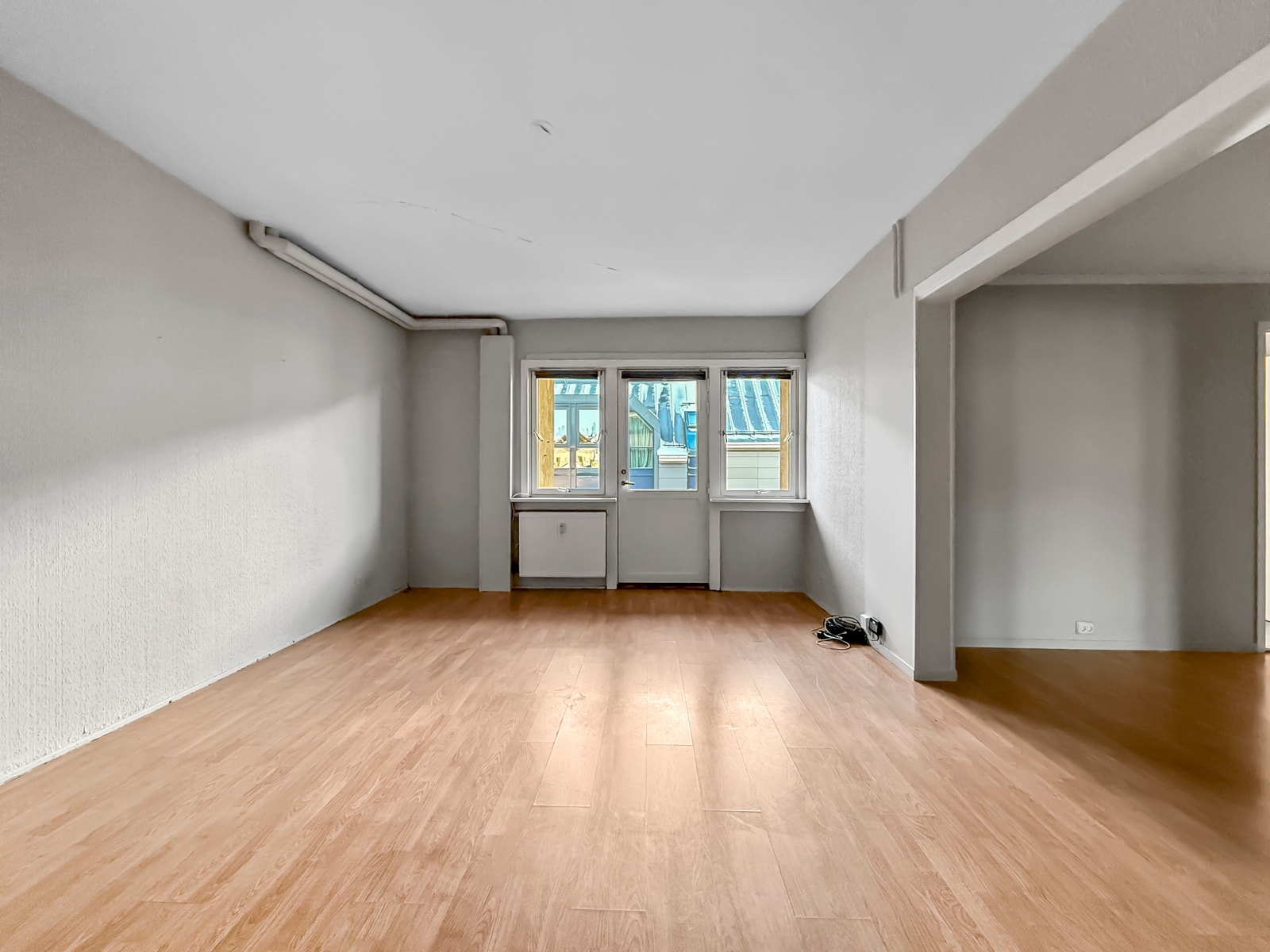 Vindu ut mot Henrik Wergelands gate 1 og utgang til balkong fra innerste del av stue. Galleribilde