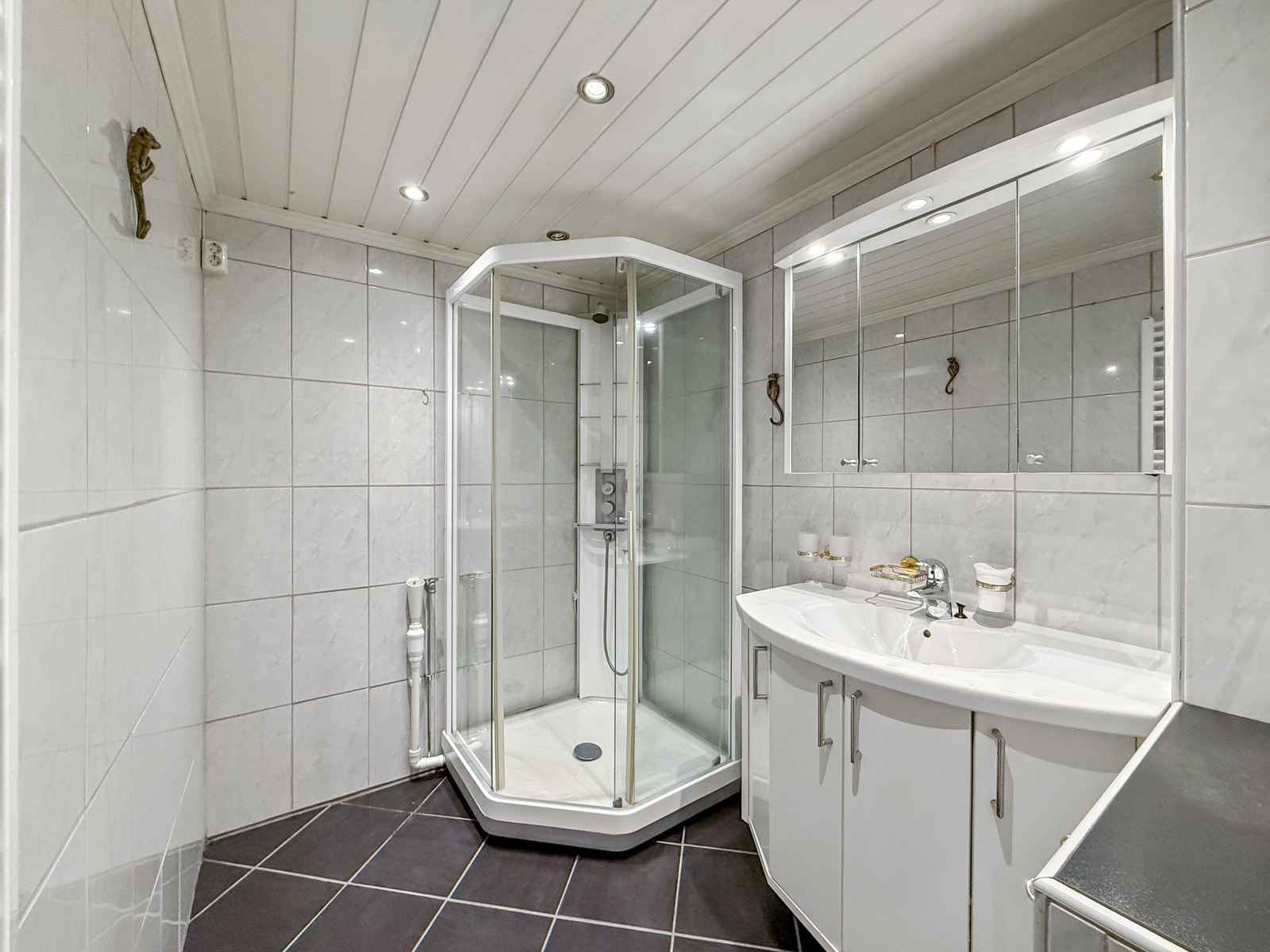 Komplett flislagt bad med opplegg for vaskemaskin. Galleribilde