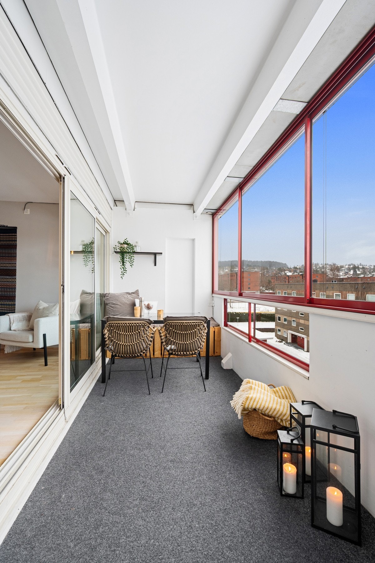 Fra stuen har du utgang til en herlig, sydvendt innglasset balkong på ca. 10 m2 med gode solforhold. Galleribilde