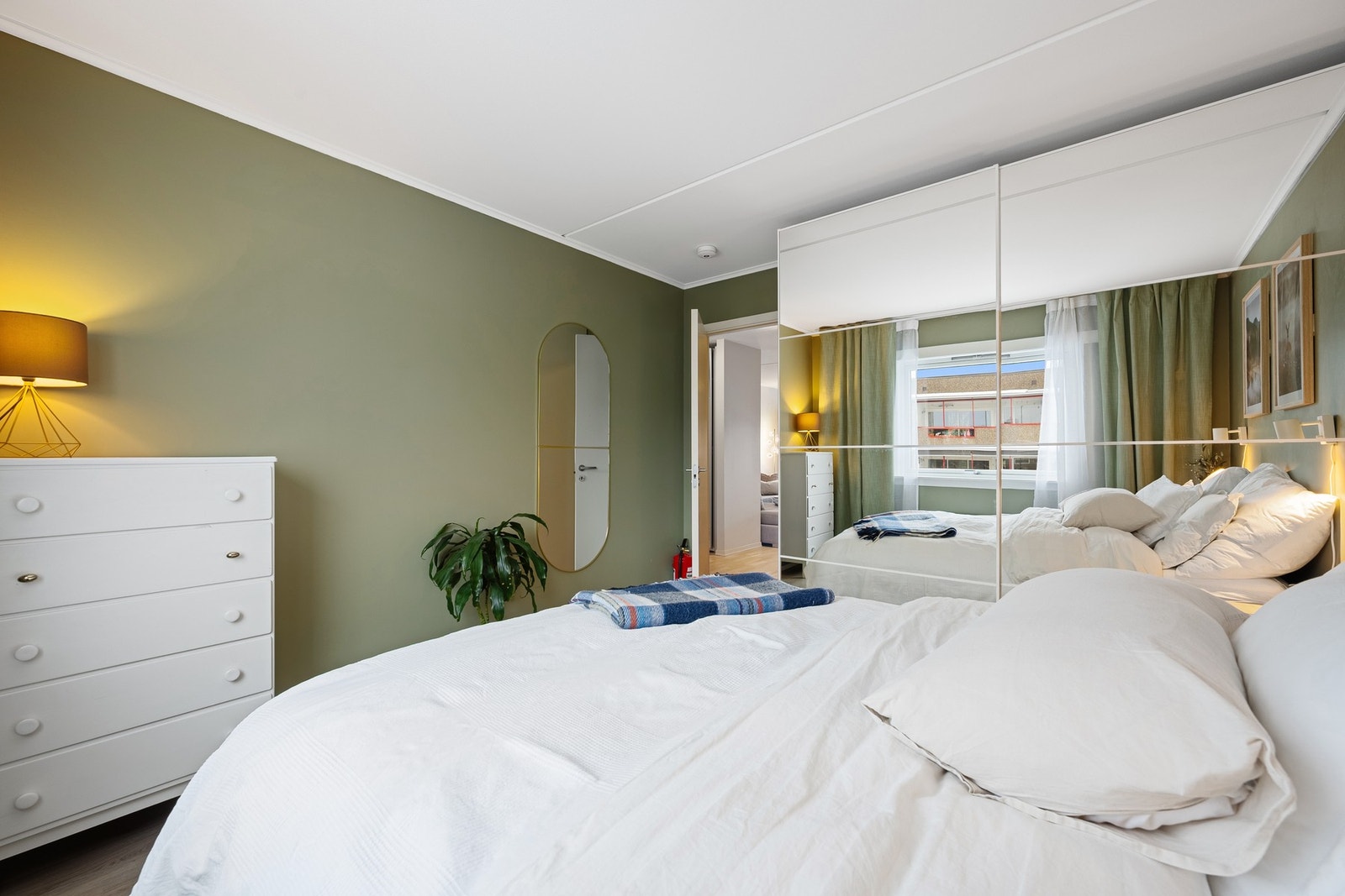 Det er lagt laminatgulv på begge soverommene. Galleribilde