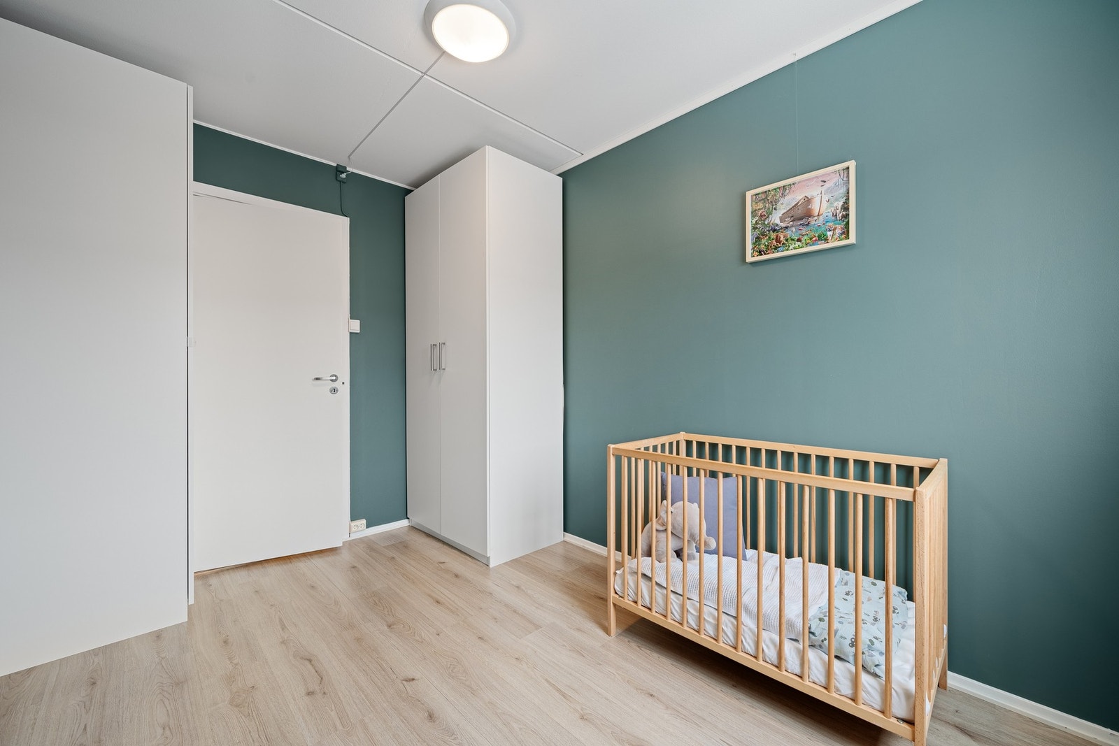 Begge rommene er malt i lune, behagelige farger. Galleribilde