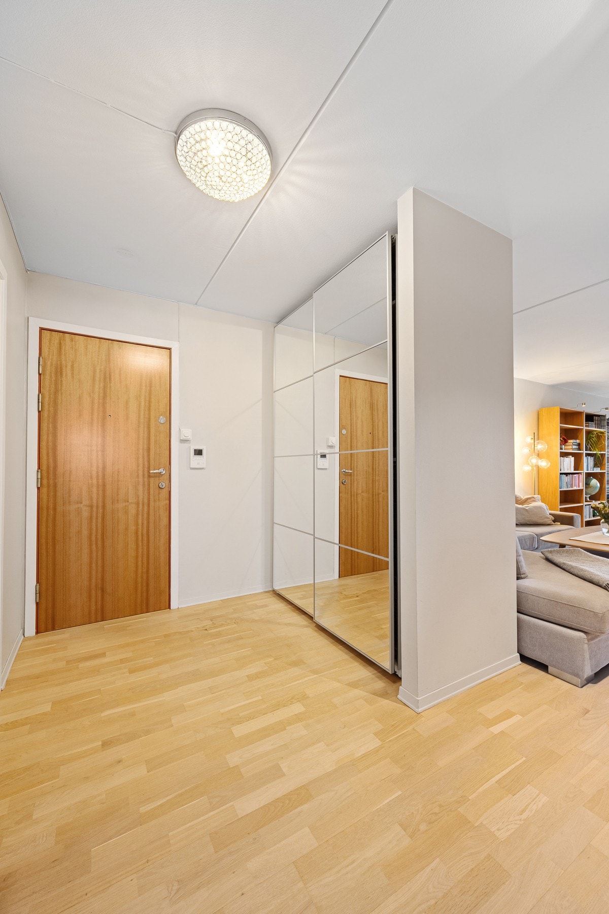 Velkommen inn! Leiligheten har en innbydende entré som gir et umiddelbart godt førsteinntrykk. Galleribilde