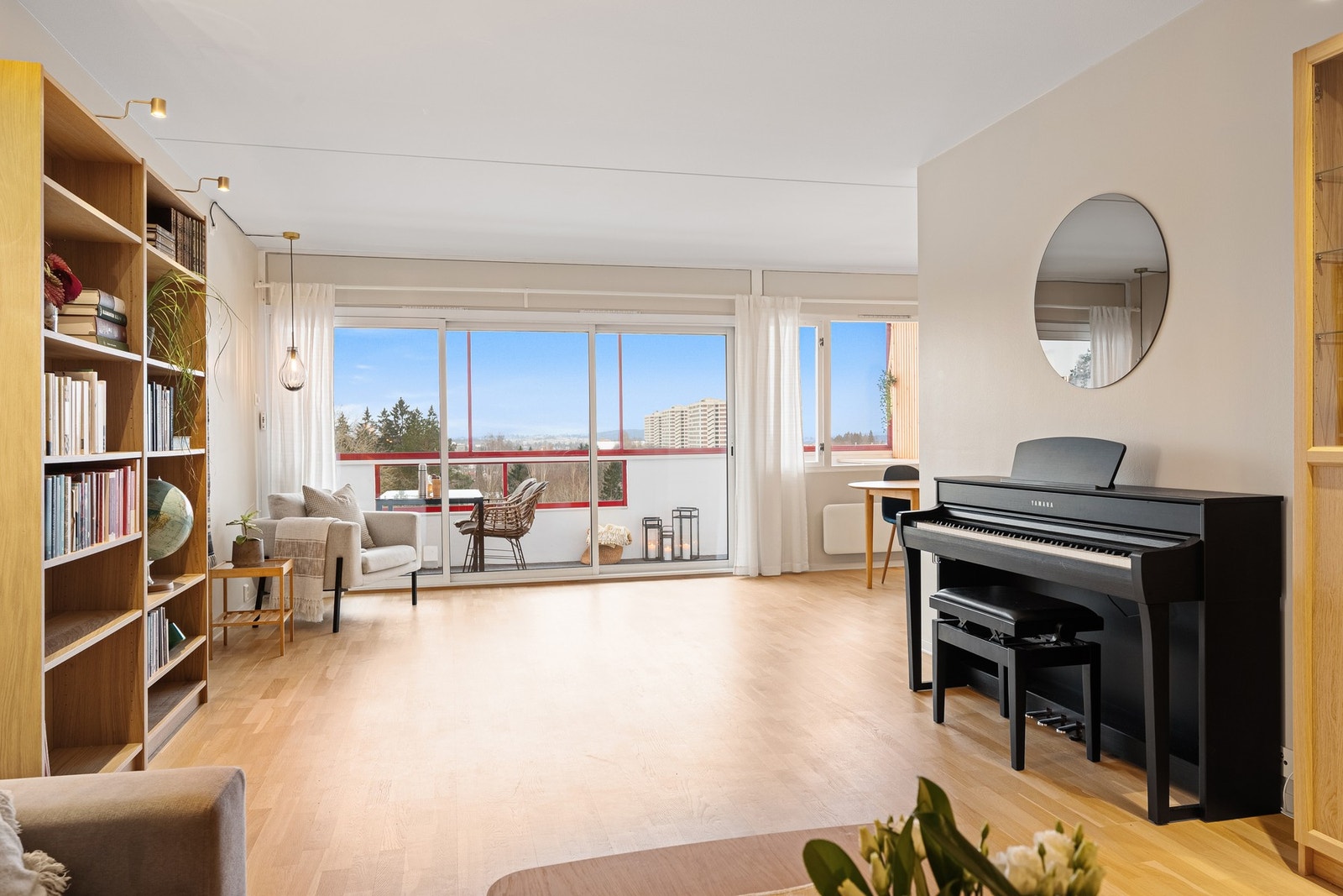 Planløsningen åpner opp for flere møbleringsmuligheter med god plass til sofagruppe, TV-møbler og spisebord med tilhørende stoler. Galleribilde