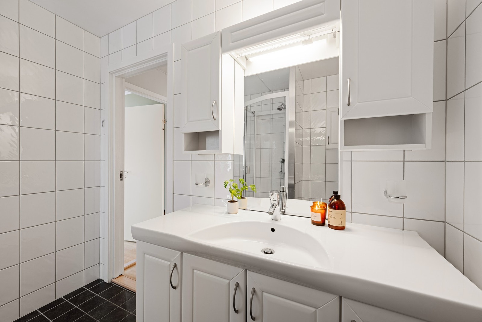 Badet har ventilasjon via fellesanlegg, med lufttilførsel under døren. Galleribilde