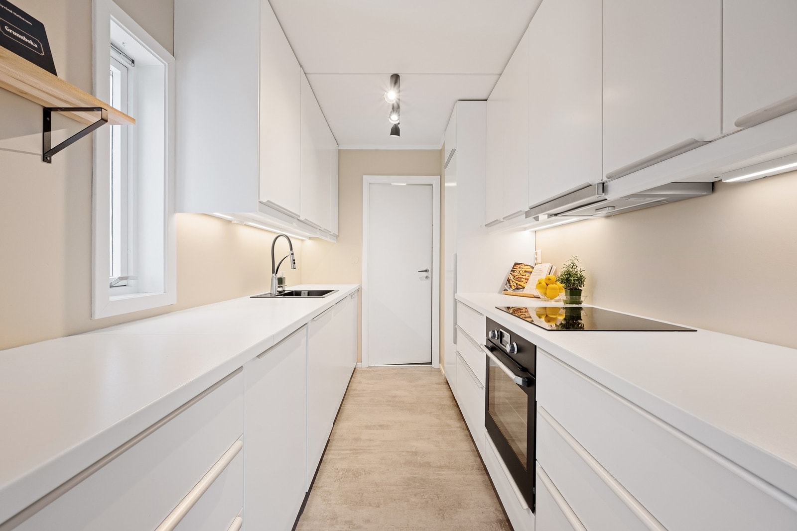 Kjøkkenet er utstyrt med kullfilterventilasjon samt integrerte hvitevarer, inkludert kjøleskap, oppvaskmaskin fra 2023, og induksjonstopp og stekeovn fra 2024. Galleribilde