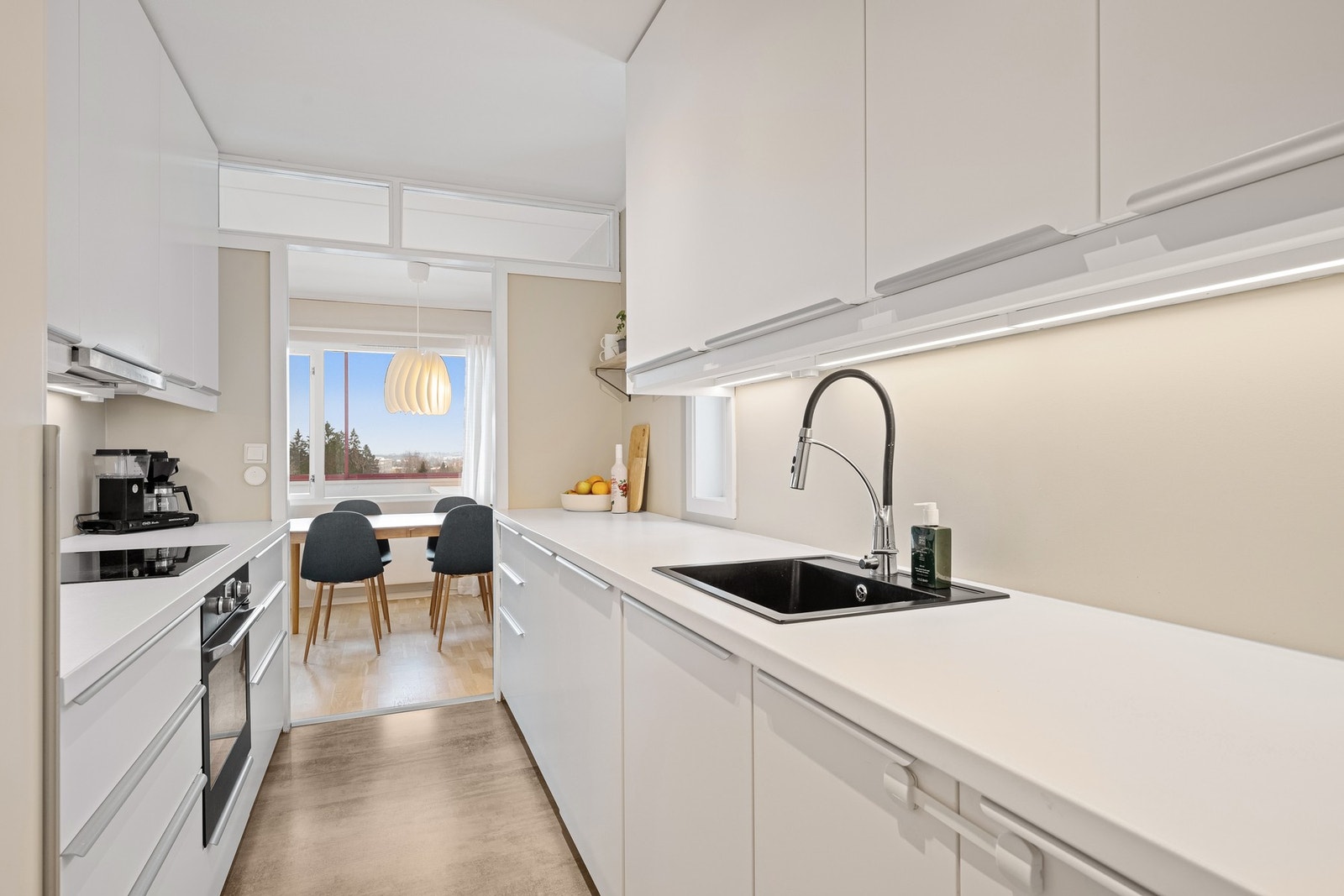 Stilrent kjøkken fra 2017 levert av IKEA, med glatte fronter og laminert benkeplate som gir et moderne og tidløst uttrykk. Galleribilde