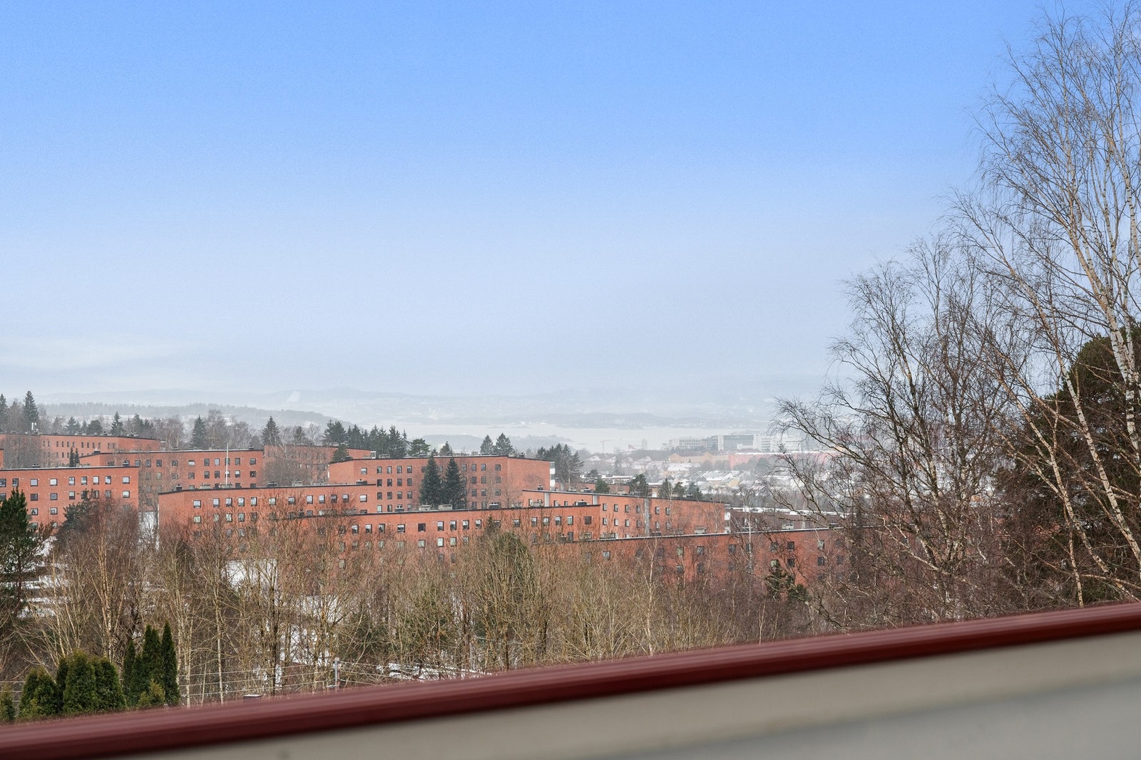 Dette er en lys og innbydende 3-roms i 4. etasje, med flott og langstrakt utsikt fra den solrike balkongen. Galleribilde