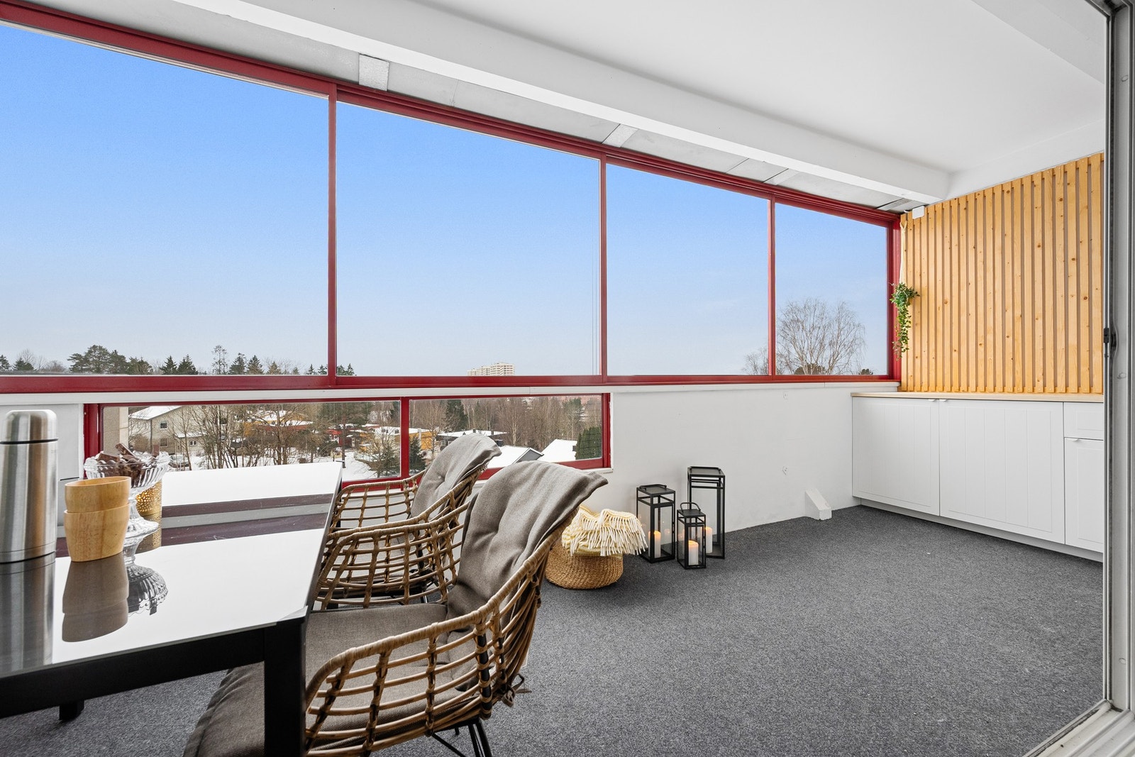 Balkongen fungerer som en naturlig forlengelse av stuen, spesielt i vår- og sommerhalvåret, og gir en lun og skjermet uteplass året rundt. Galleribilde