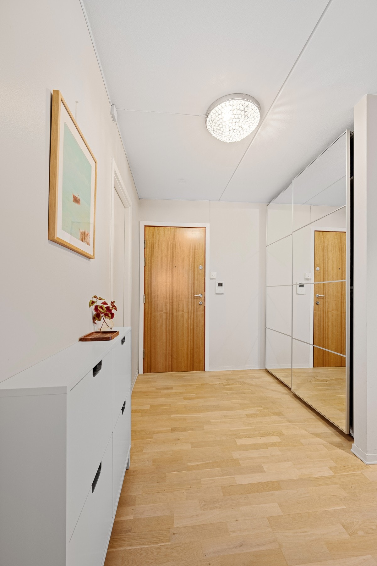 Her finner du rikelig oppbevaringsplass for klær, sko og annet utstyr i en romslig skyvedørsgarderobe. Galleribilde