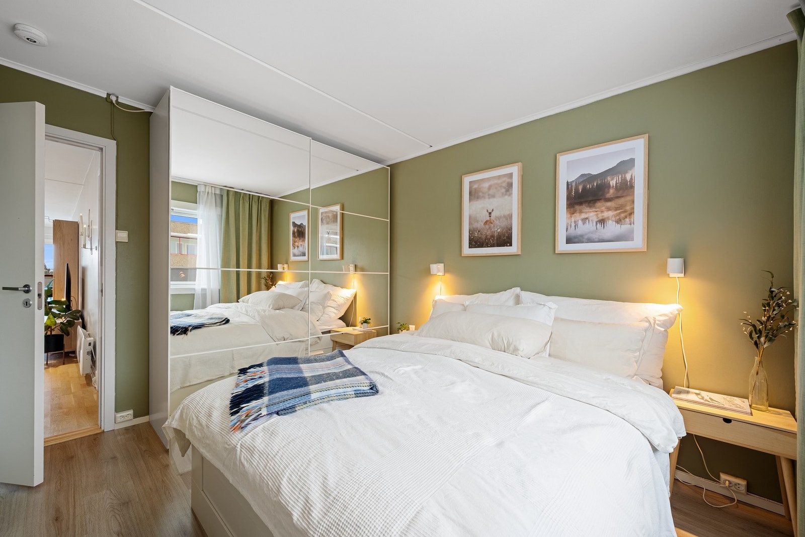 Hovedsoverommet byr på plass til dobbeltseng, nattbord og øvrige møbler, og fremstår som et behagelig og romslig rom. Galleribilde