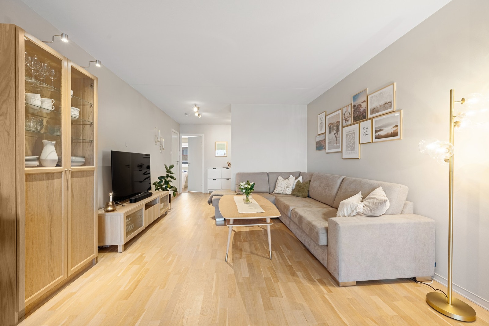 Gulvet er belagt med 3 stavs slipt parkett fra 2022 og overflatene er malt i lyse toner. Galleribilde