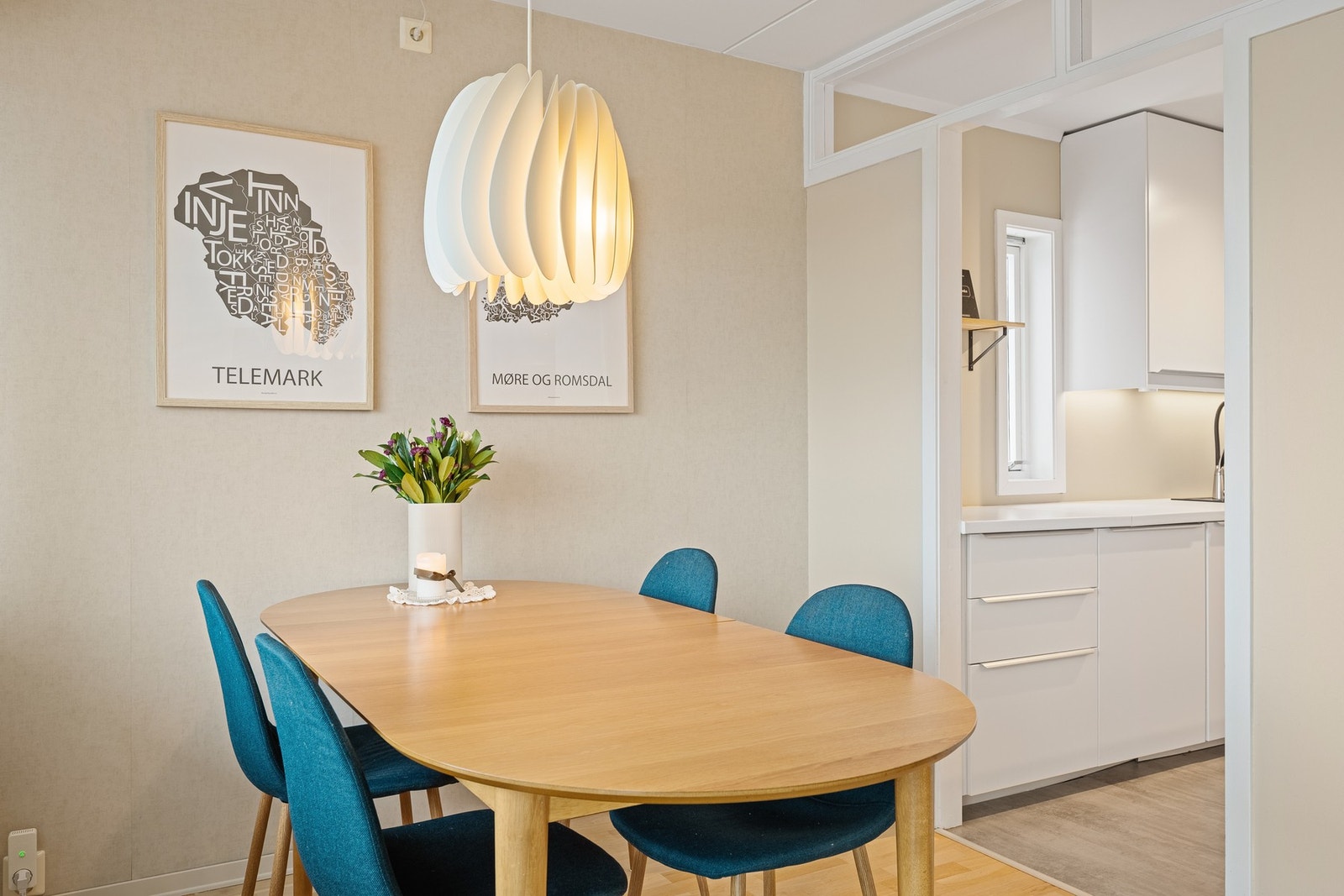 Det er en fin plass for spisebord i nær tilknytning til kjøkkenet, noe som gir en praktisk og hyggelig spise sone i hjemmet. Galleribilde