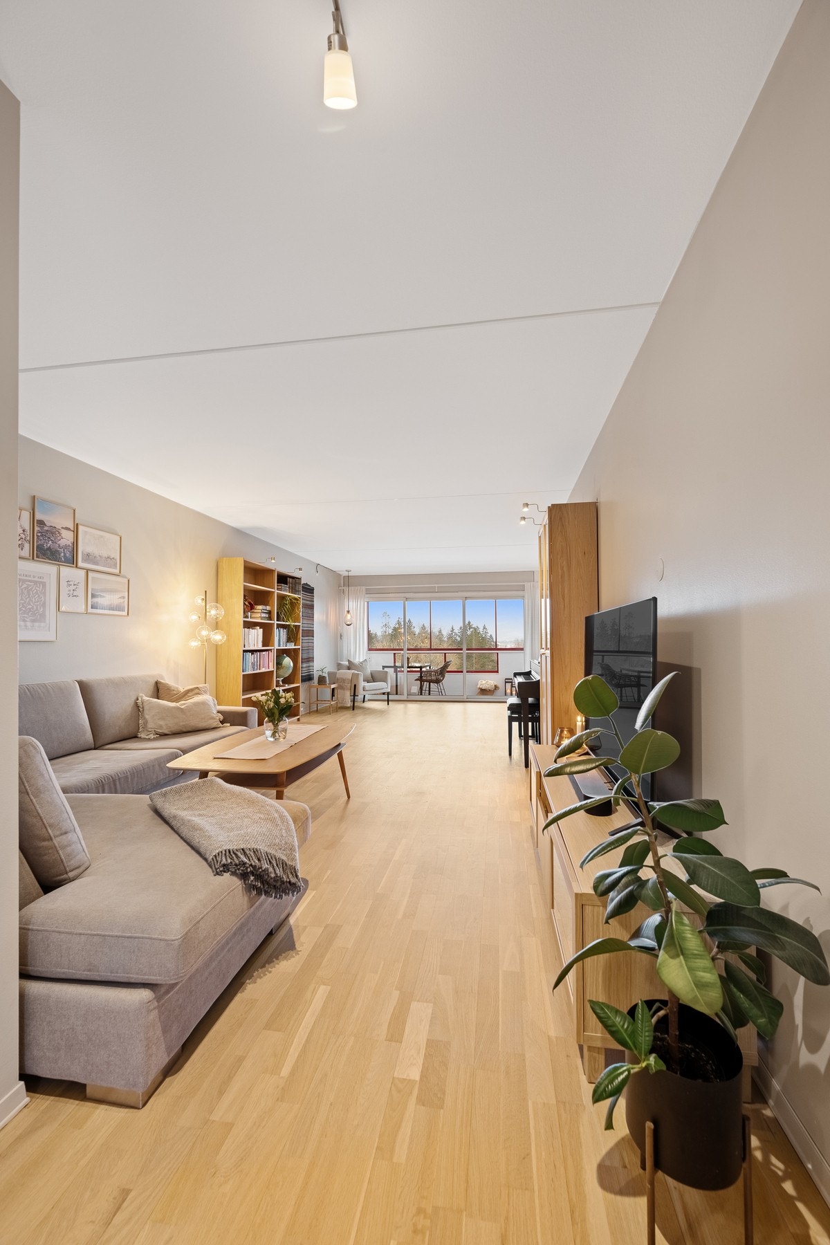 Stuen er lys og luftig med store vindusflater som sørger for rikelig med innslipp av naturlig lys. Galleribilde