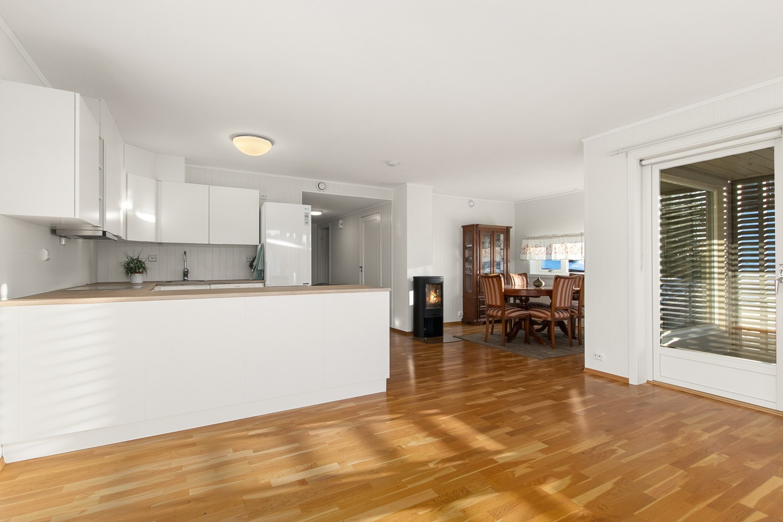 God planløsning med romslig plass til spisegruppe. Galleribilde