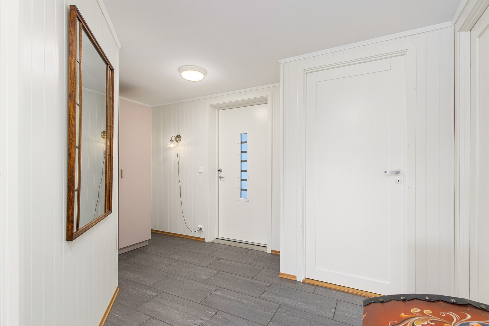 Flislagt gang - god plass til garderobe i gangen. Galleribilde