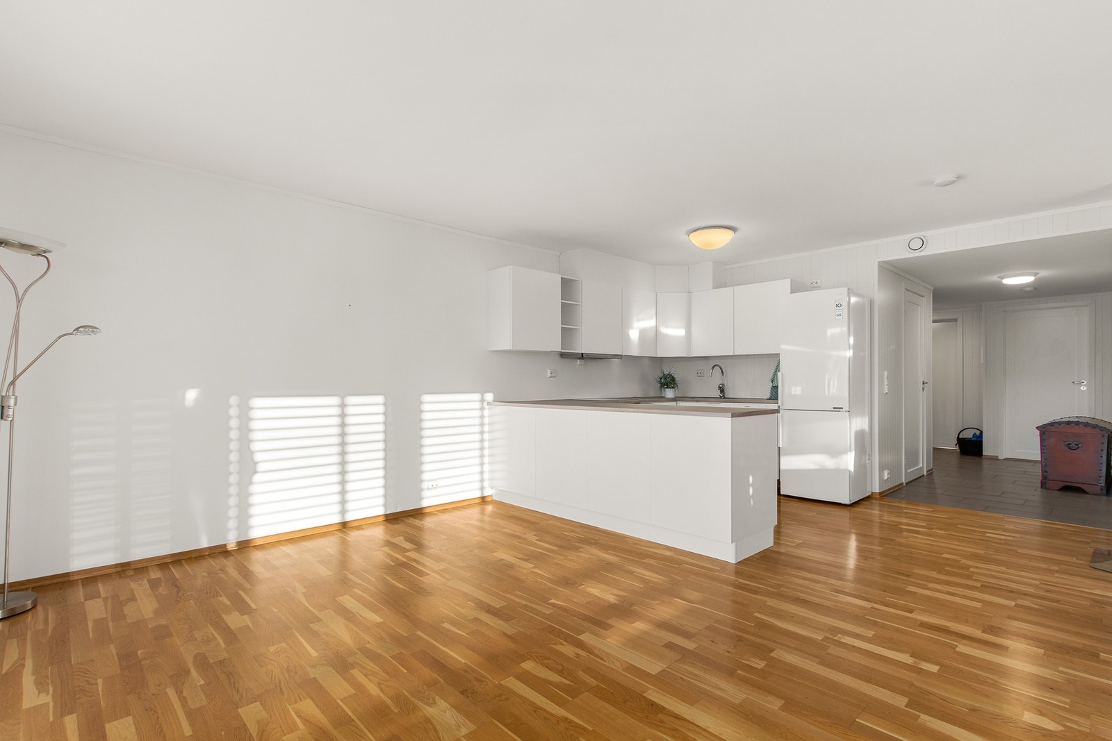 Stue. Leiligheten varmes opp via elektrisk og vedovn samt balansert ventilasjon. Galleribilde