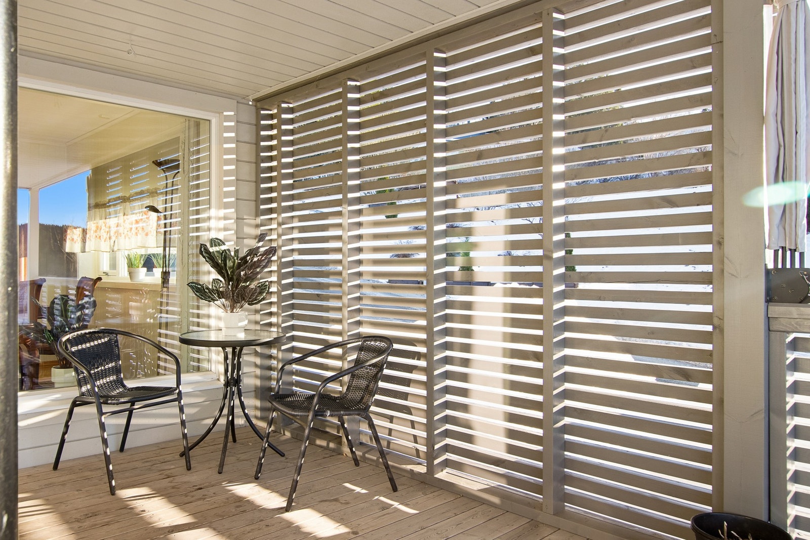 Utgang til solrik terrasse. Galleribilde