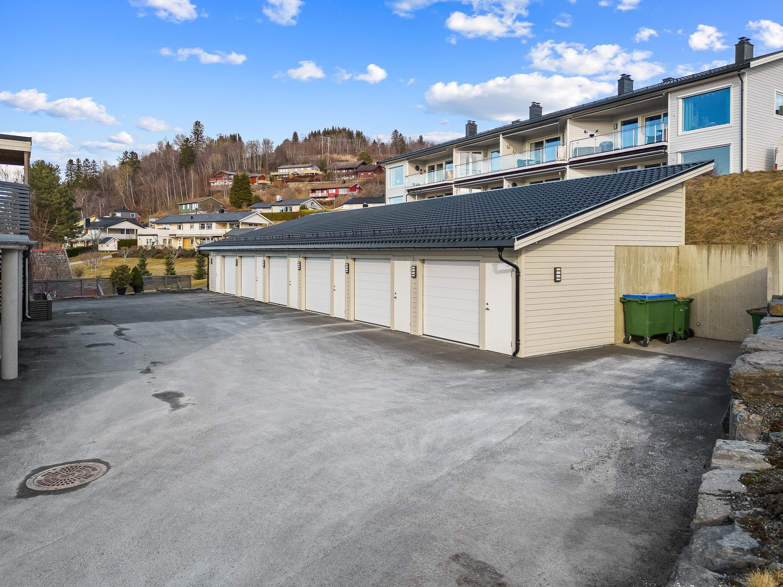 Leiligheten har egen garasjeplass. Galleribilde