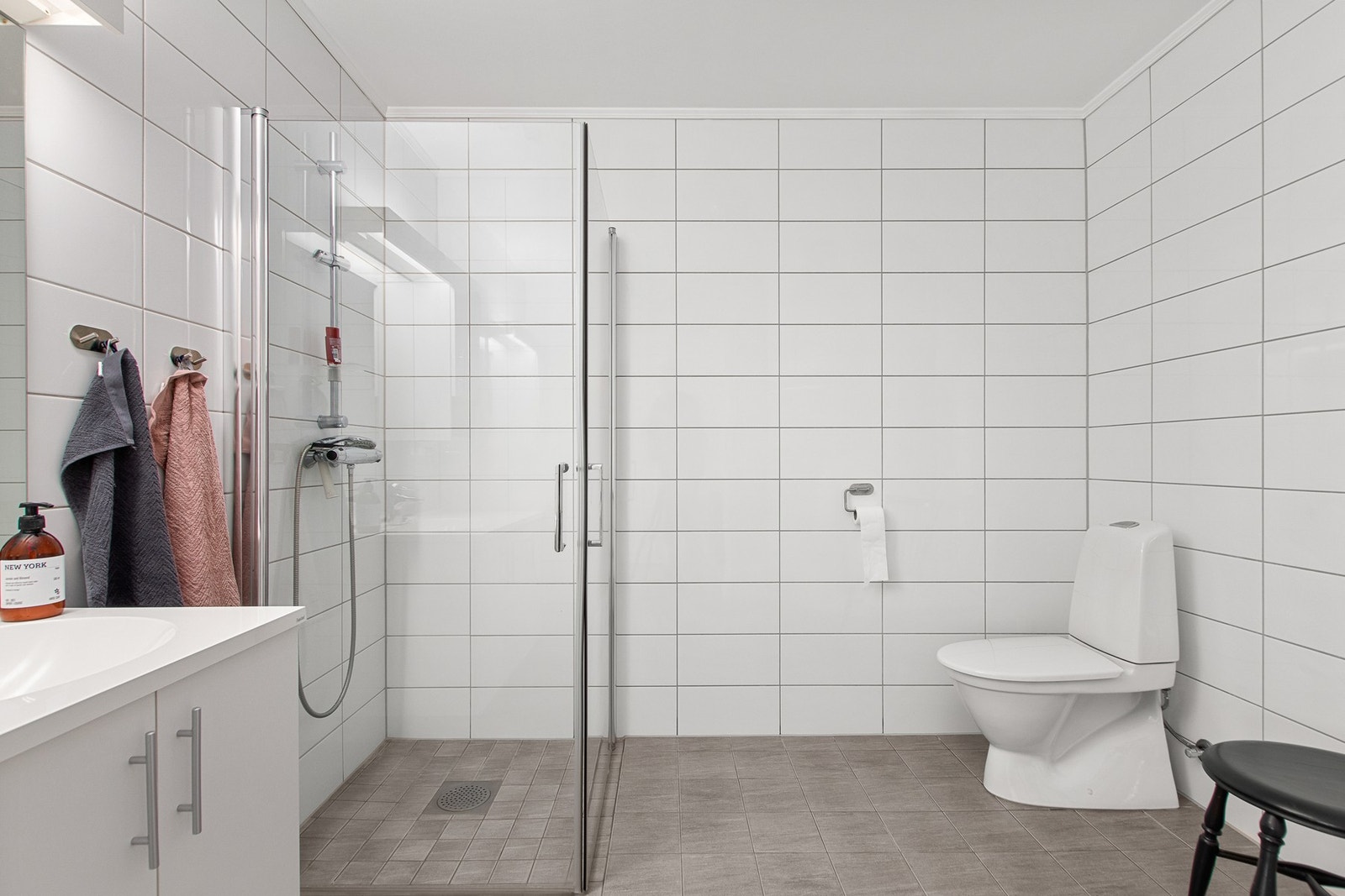 Pent flislagt bad. Galleribilde