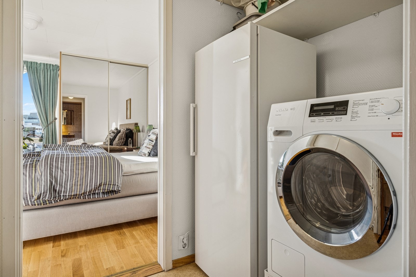 Praktisk intern bod med opplegg for vaskemaskin og mekanisk avtrekk. Galleribilde