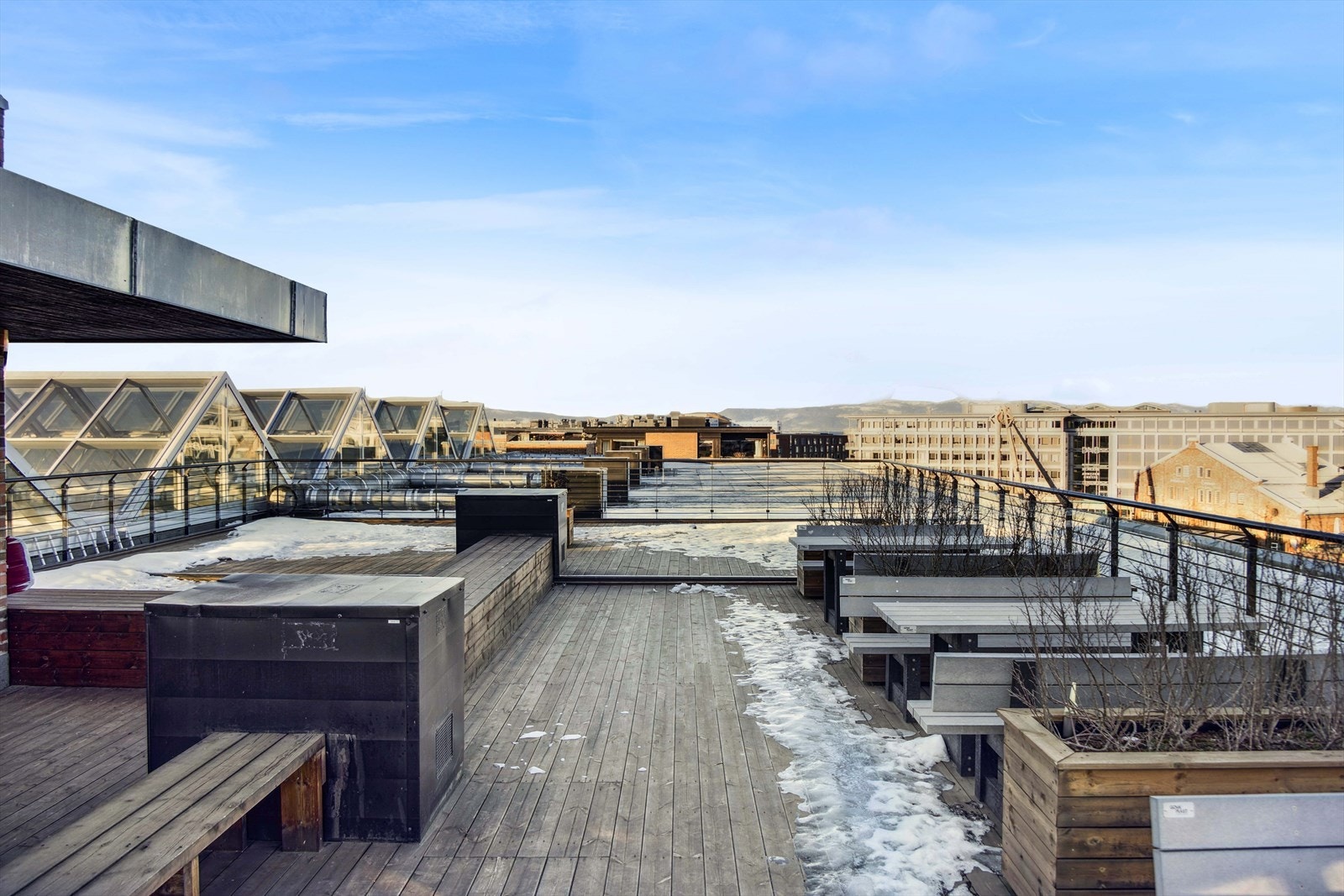 Sameiet disponerer en stor, møblert takterrasse på ca. 250 m² med gode utsiktsforhold. Galleribilde