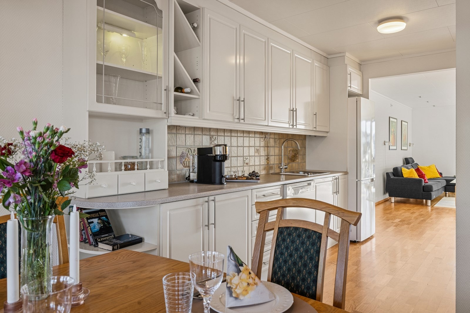 Kjøkkenet har godt med skap- og benkeplass, og flis over benkeplaten. Galleribilde