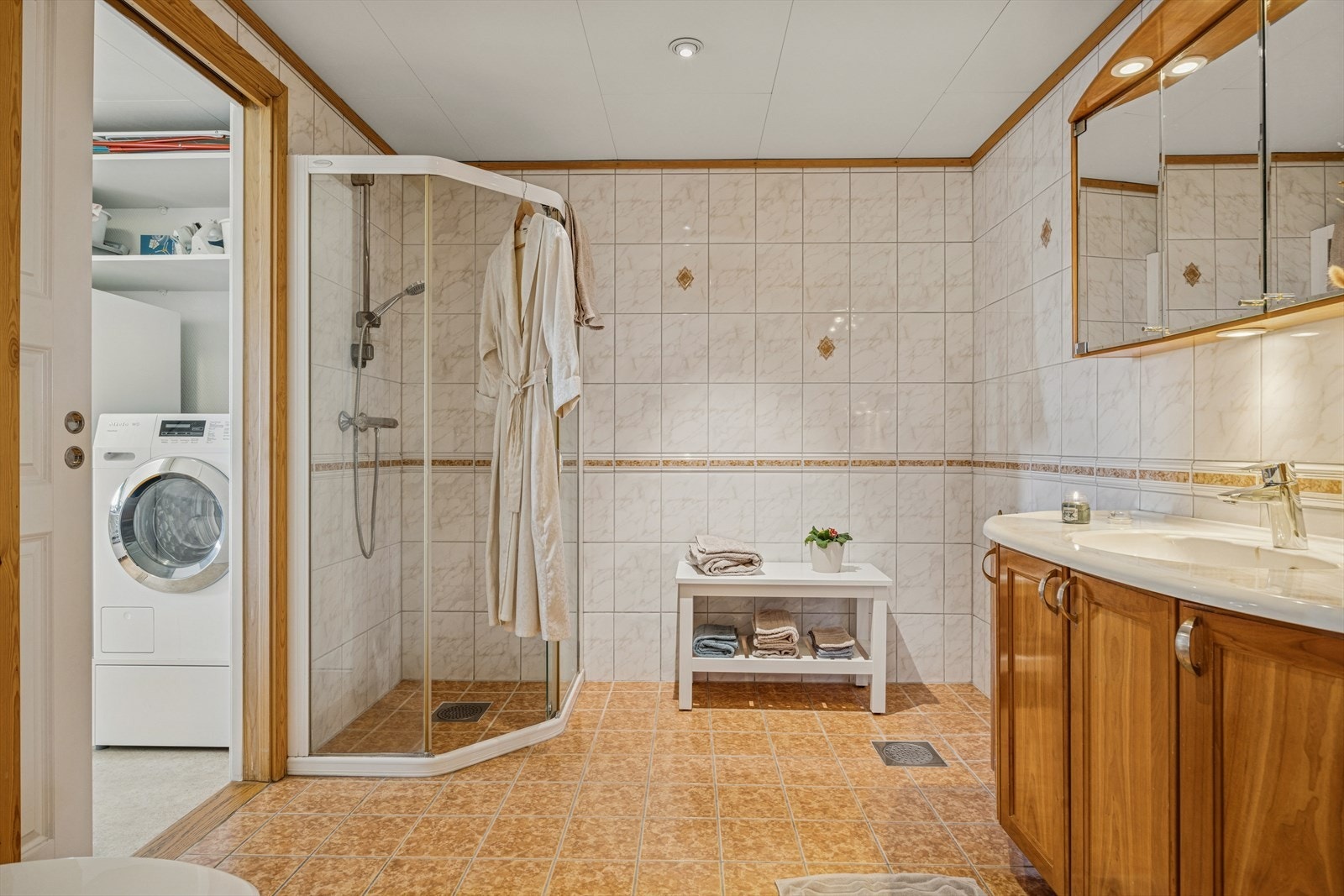 Flislagt bad med gulvvarme, dusjhjørne og adkomst til bod med opplegg for vaskemaskin. Galleribilde