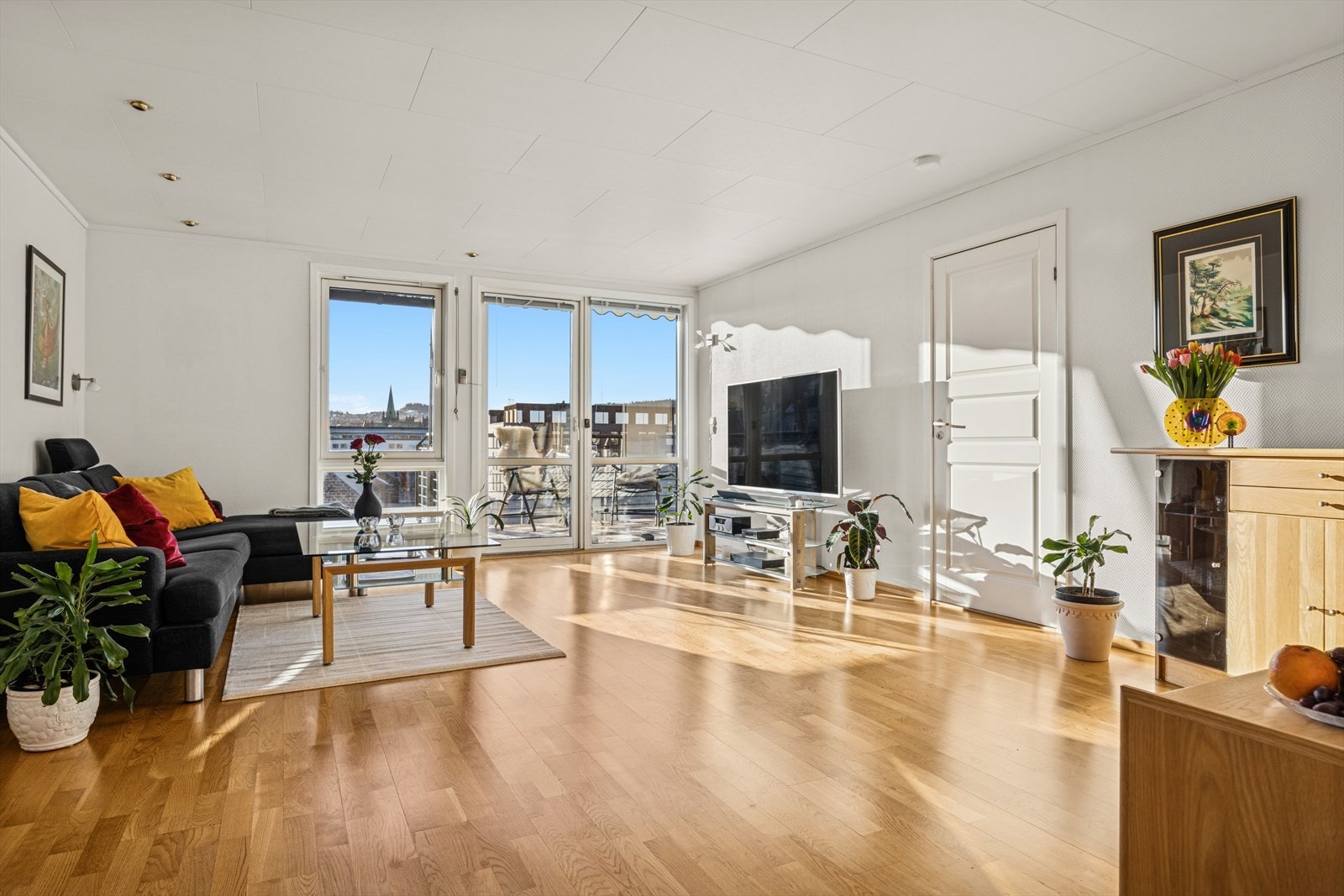 Den gjennomgående planløsningen gir en god romfølelse og fleksible møbleringsmuligheter. Galleribilde