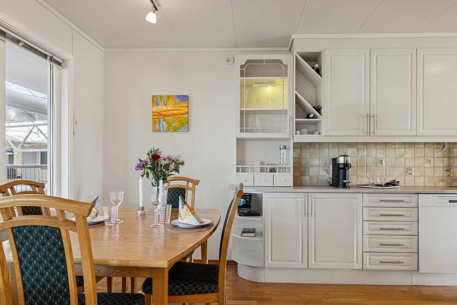 Innredningen har profilerte fronter, vitrineskap med belysning og integrert vinhylle. Galleribilde