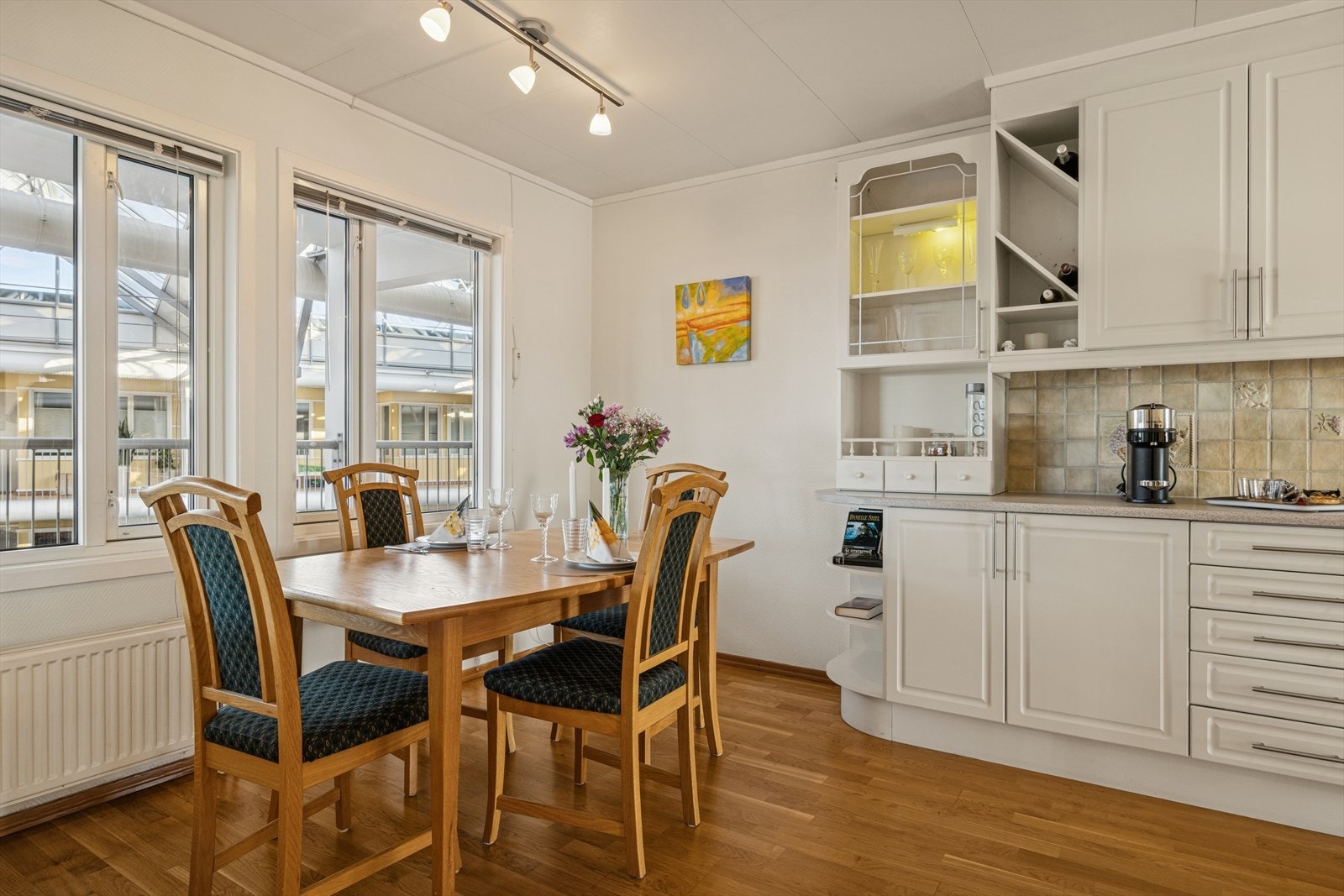 Kjøkkenet har god plass til en spiseplass for hyggelige måltider. Galleribilde