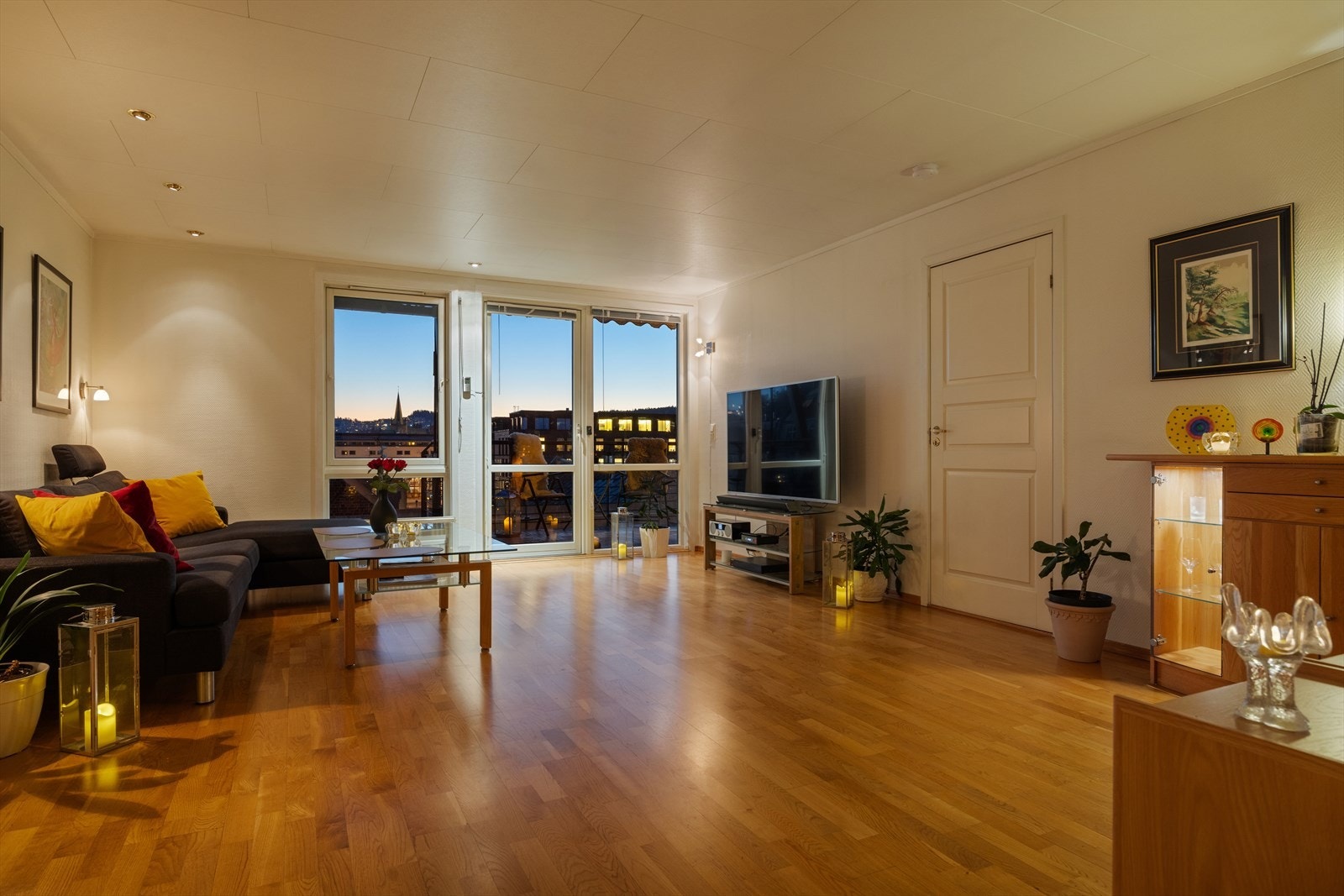 Belysningen med downlights skaper en behagelig atmosfære i stuen på kveldstid. Galleribilde