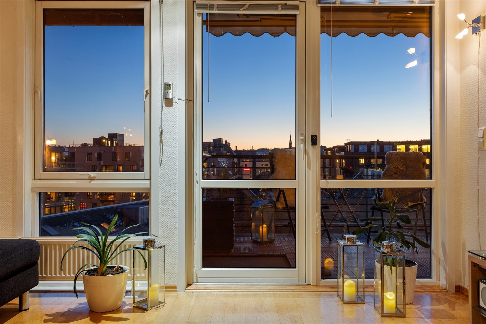 Fra stuen er det direkte utgang til en sørvestvendt balkong. Galleribilde