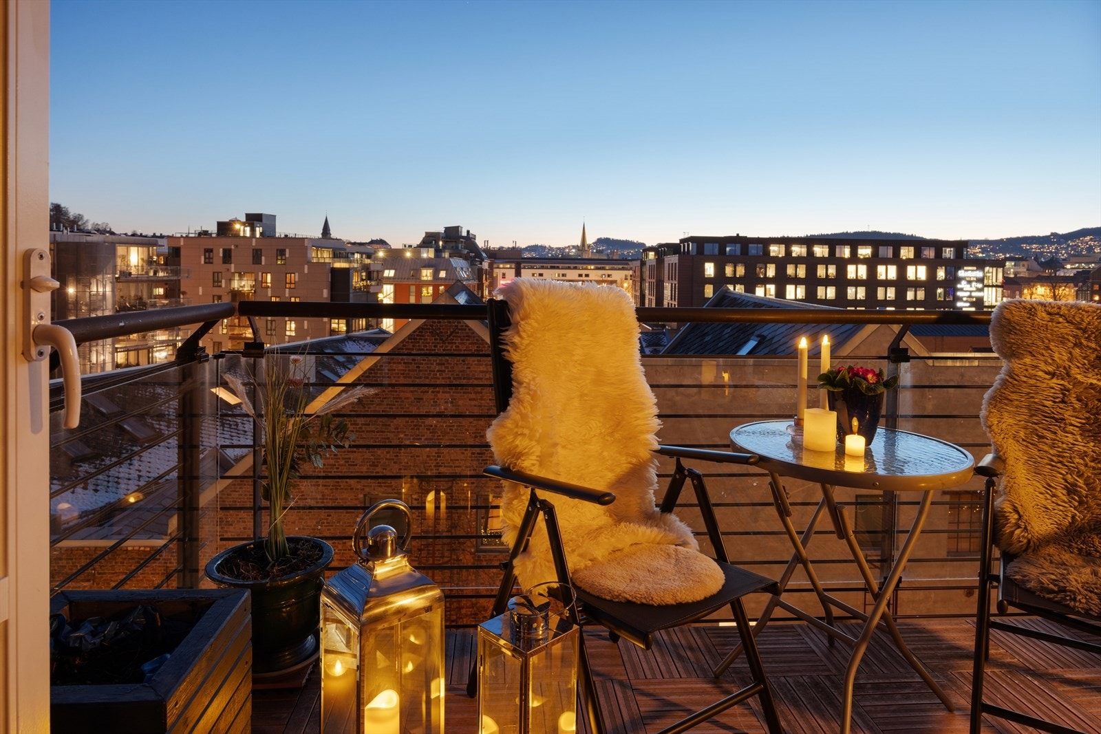 Leiligheten ligger i byggets femte etasje og har en gjennomgående god standard. Galleribilde