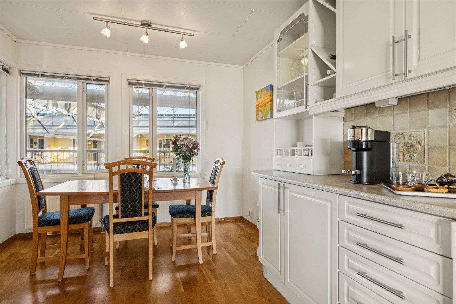 Vinduene på kjøkkenet vender ut mot det felles, beplantede atriet. Galleribilde