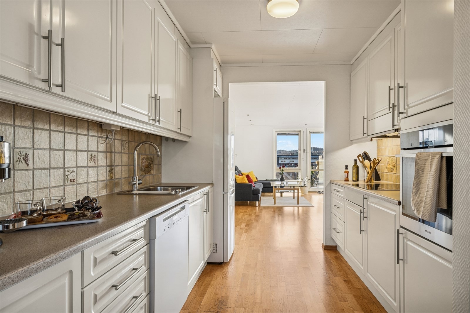 Kjøkkenet er utstyrt med integrert stekeovn, platetopp og en ny oppvaskmaskin fra 2023. Galleribilde