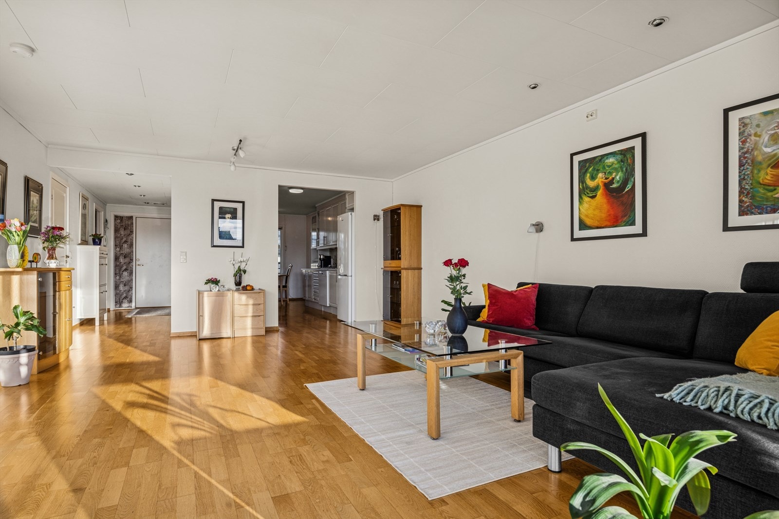 Fra stuen er det en åpen og naturlig overgang mot kjøkken og entré. Galleribilde