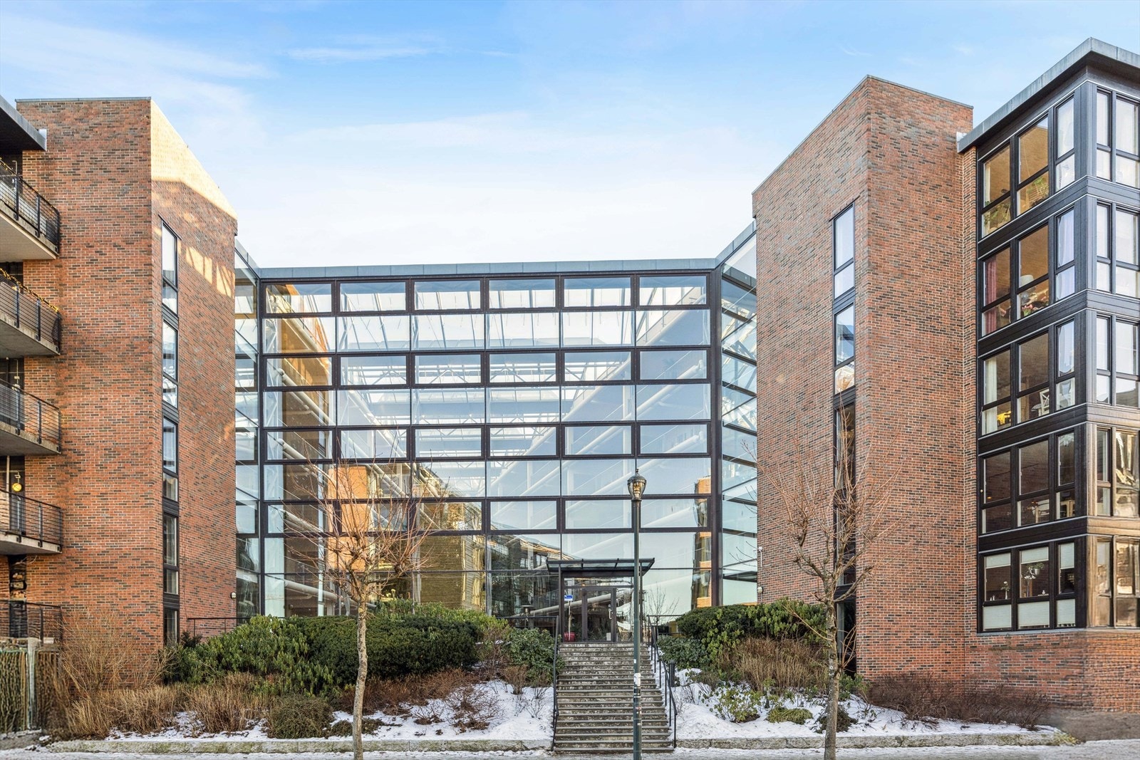 Pent boligkompleks fra 1998 med et beplantet og møblert atrium til felles benyttelse. Galleribilde