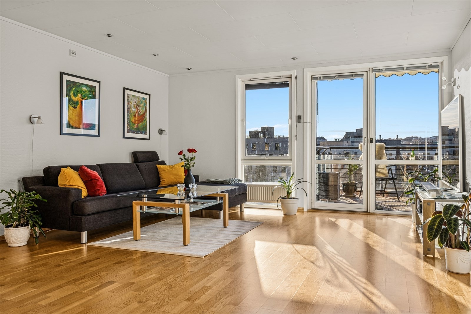 De store vindusflatene gir en lys leilighet og en flott utsikt mot byen. Galleribilde