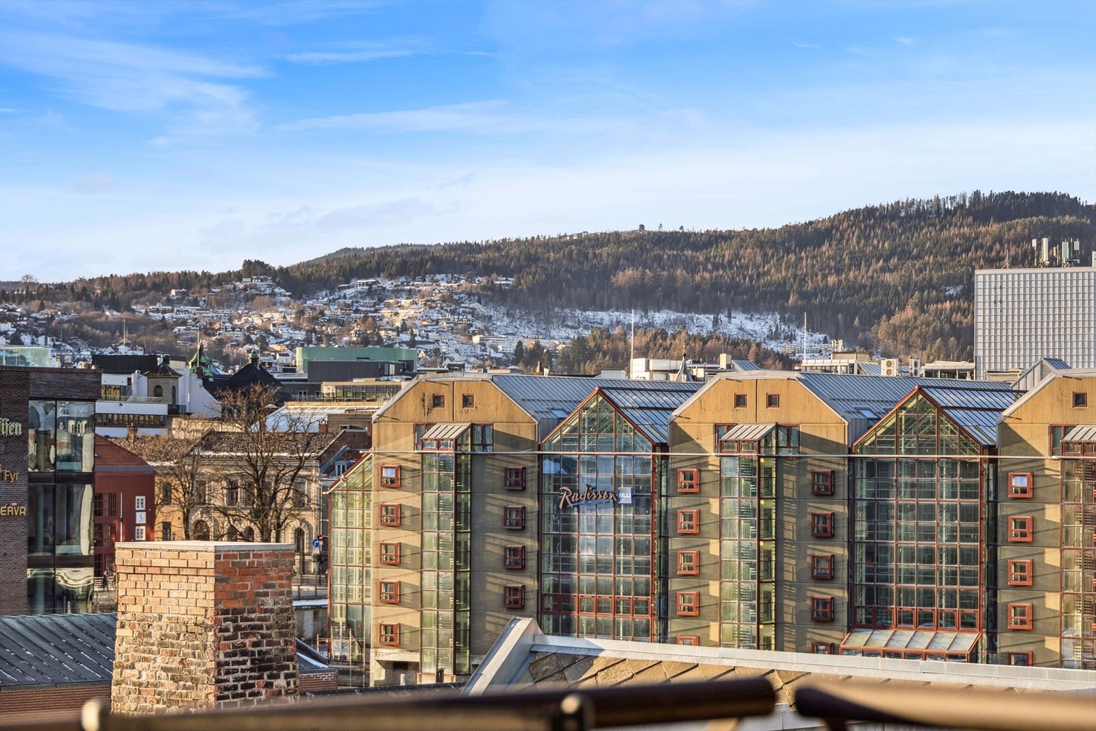 Beliggenheten er sentral med umiddelbar nærhet til Solsiden kjøpesenter, restauranter og kafeer. Galleribilde