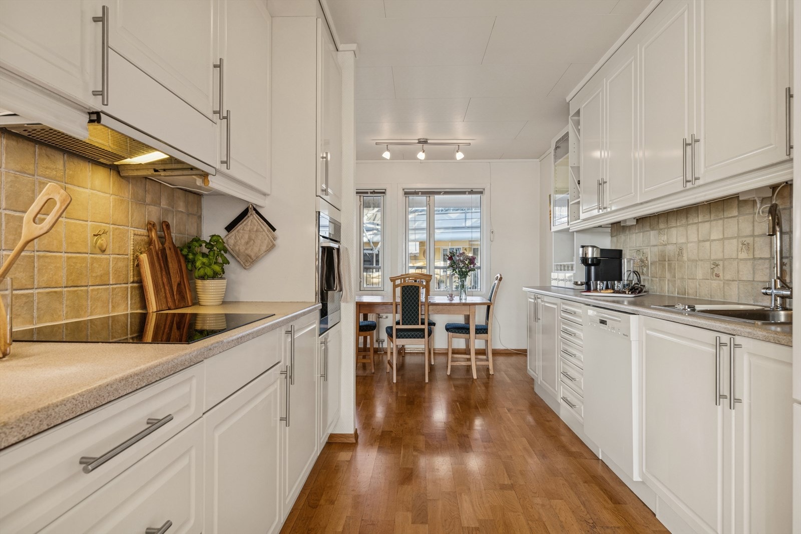 Praktisk kjøkken med mekanisk avtrekksvifte over stekesonen. Galleribilde