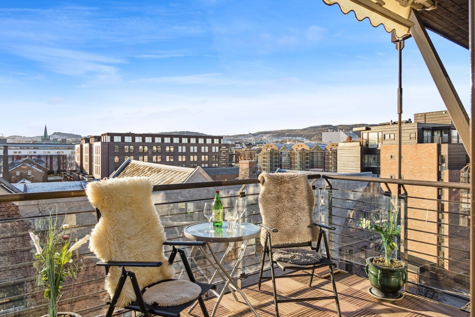 Balkongen på 7 m² har god plass til en sittegruppe og utsikt mot kanalen og Solsiden. Galleribilde