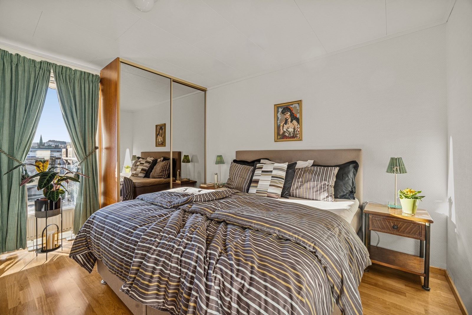 Hovedsoverommet er romslig, har parkett på gulv og en stor skyvedørsgarderobe. Galleribilde