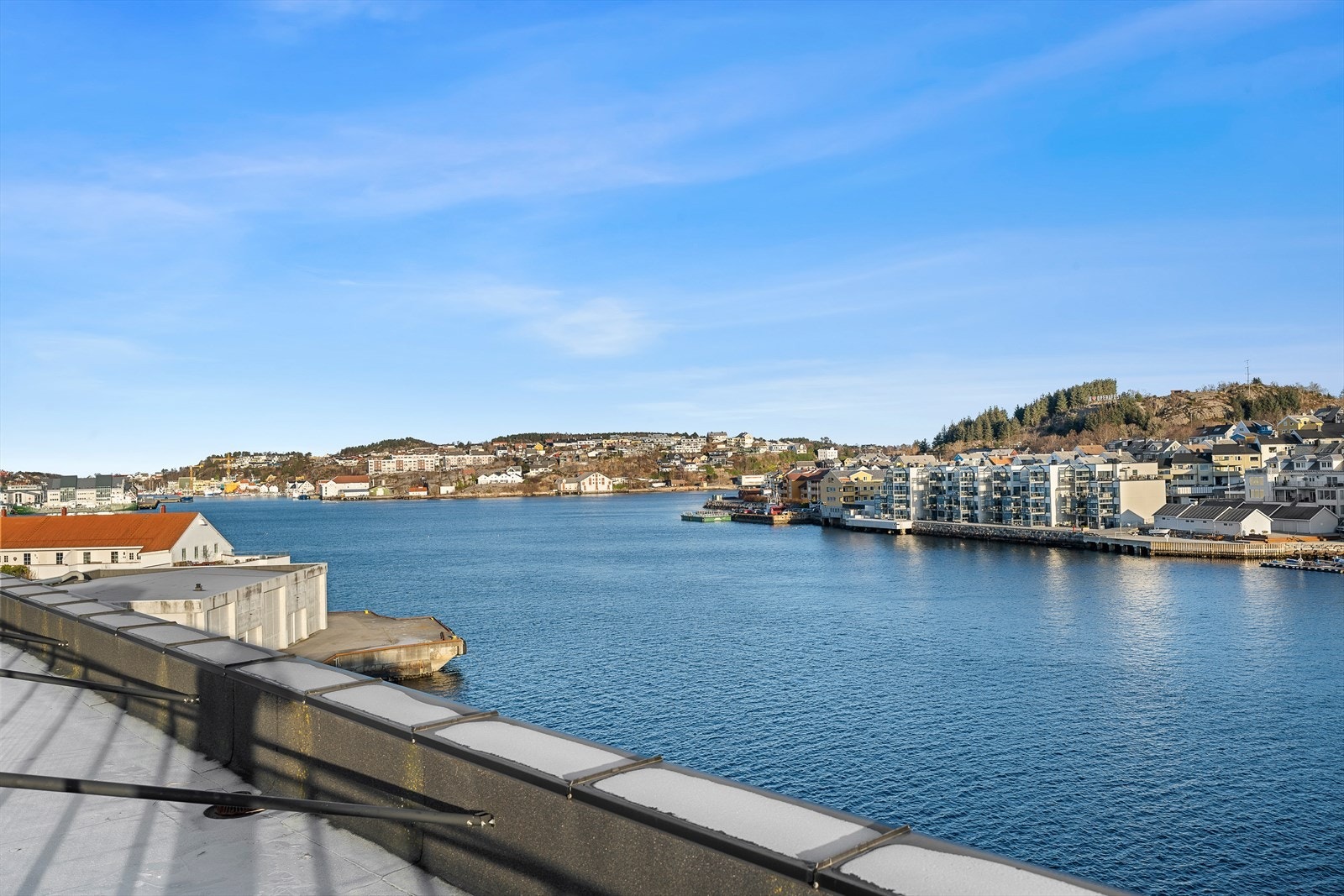 Din lokale eiendomsmegler Henrik Kleivenes har gleden av å presentere Sjursvikveien 1A! Galleribilde